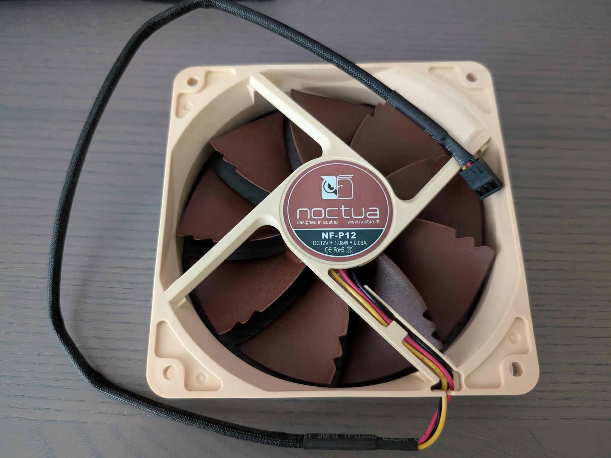 Noctua NF-P12 (Non-PWM) x 3