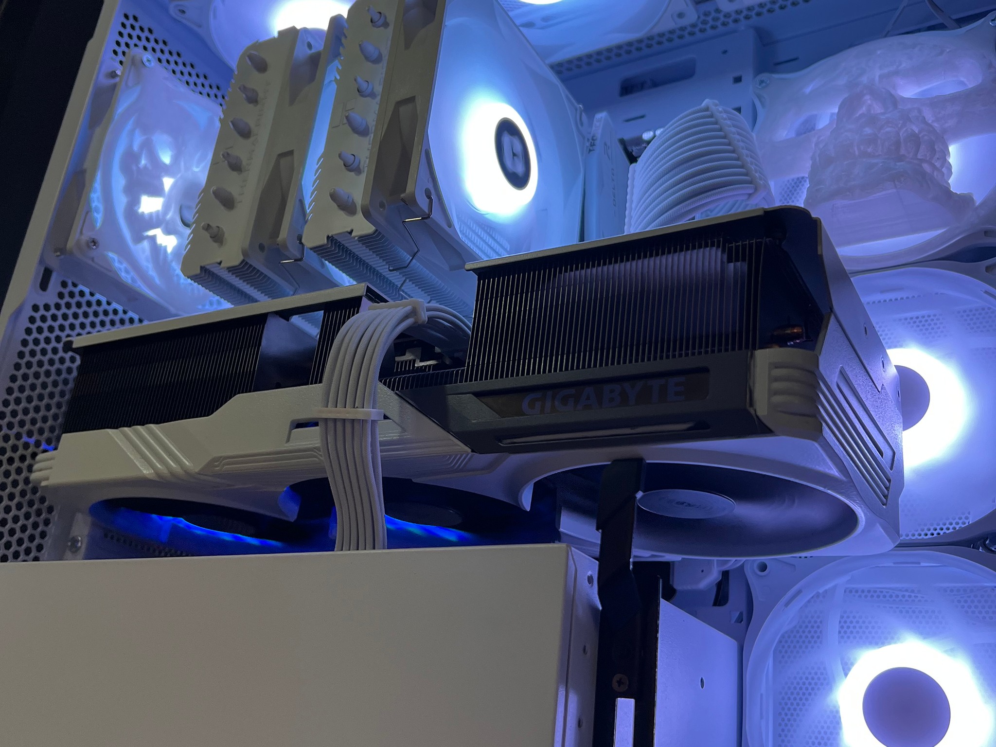 white and black 7800x3d 4080super 32g ddr5 6000mhz please read description