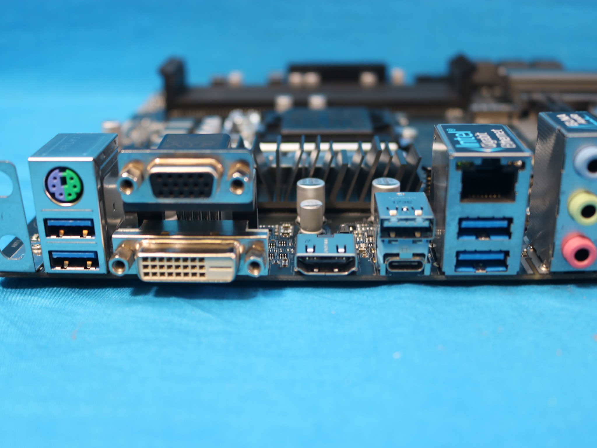 ASRock Z370 Pro4 Intel 8th Gen. LGA1151/Socket H4 DDR4 ATX Desktop Motherboard & I/O Shield