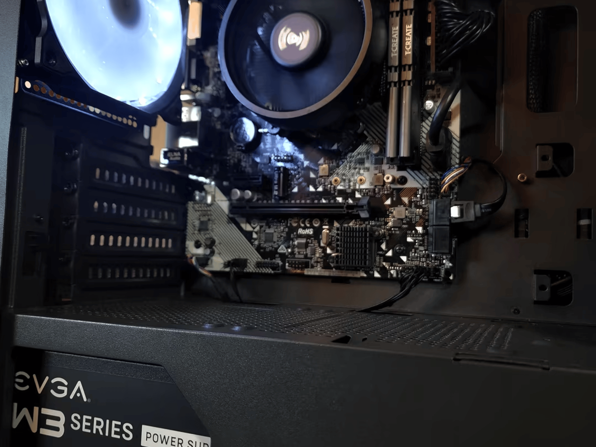 AMD Ryzen 3 2200G 4C 4T w/ AMD Vega 8 Graphics // T-Create 16GB 3600MHz
