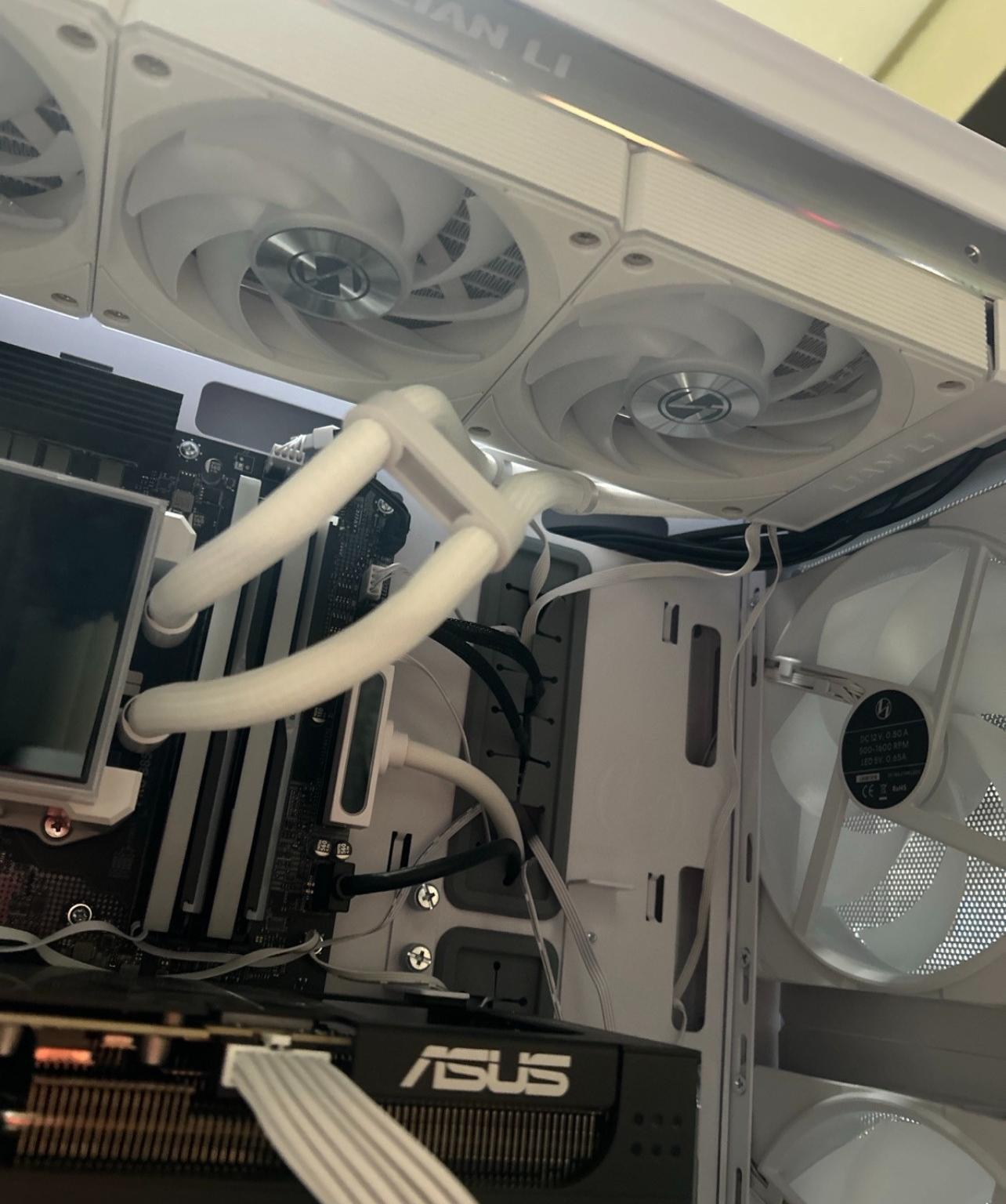 Gaming PC Setup - Ryzen 7 9800X3D / RTX 5070 Ti 16GB / 32GB DDR5 / 3.25TB SSD / Full Peripherals