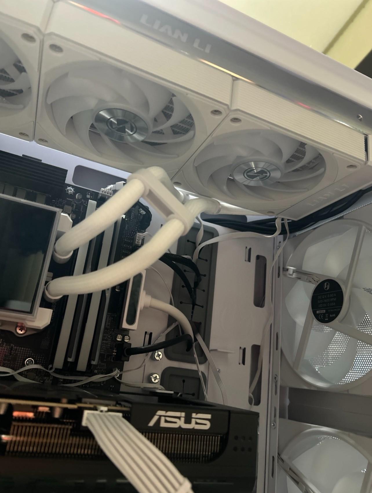 Gaming PC Setup - Ryzen 7 9800X3D / RTX 5070 Ti 16GB / 32GB DDR5 / 3.25TB SSD / Full Peripherals