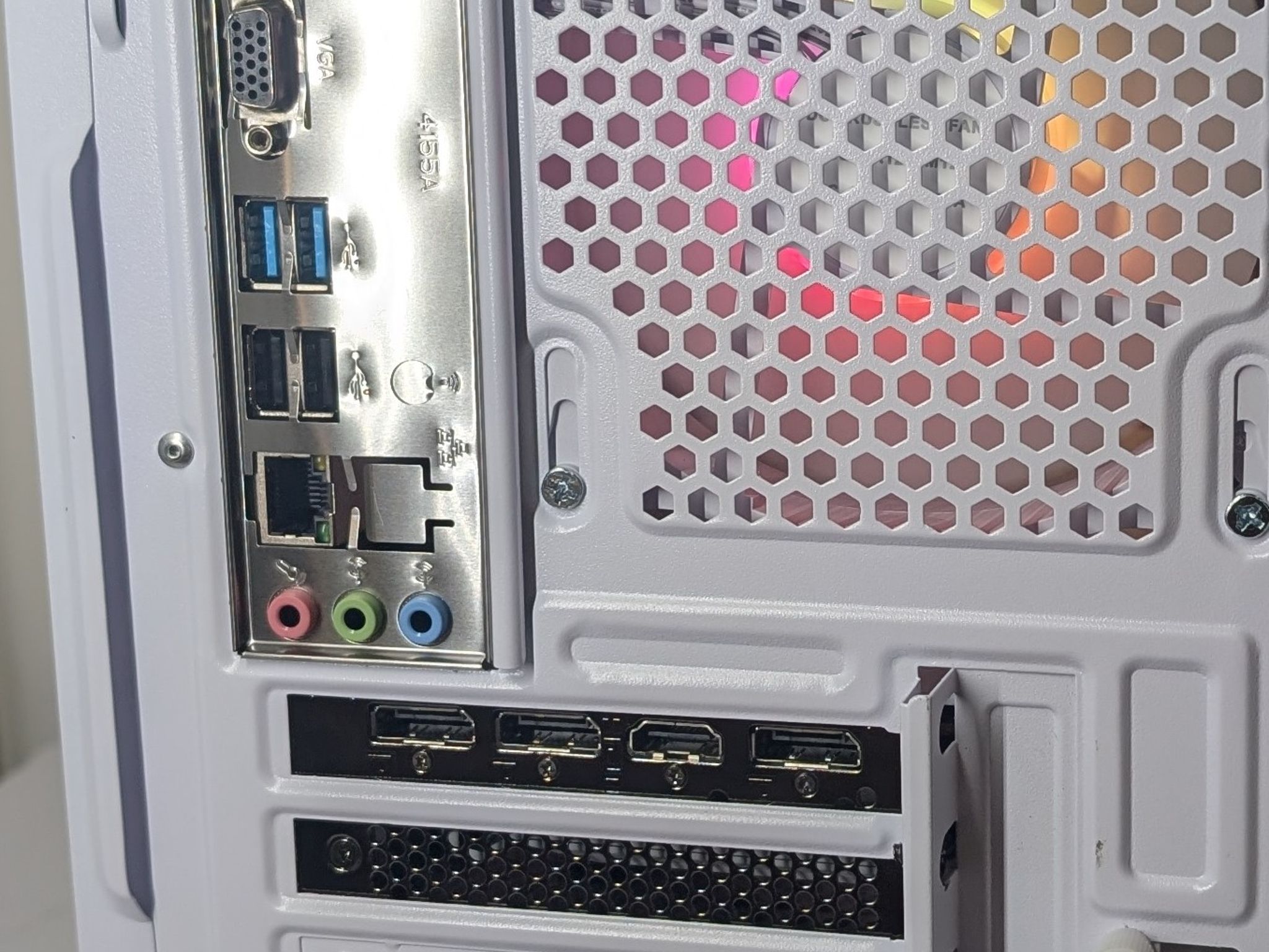 RX 6600XT | RYZEN 5 2600 | 500GB NVME | 16GB ddr4 | ALL WHITE