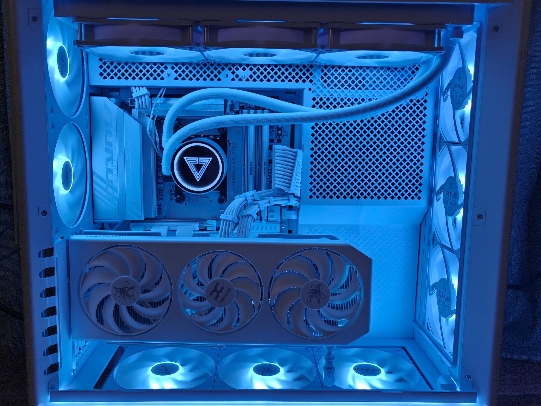 Custom Gaming PC - Ryzen 7 7800X3D, Spectral White RX 9070 XT, 32 GB DDR5 6400mHz, 2 TB Gen4 NVME