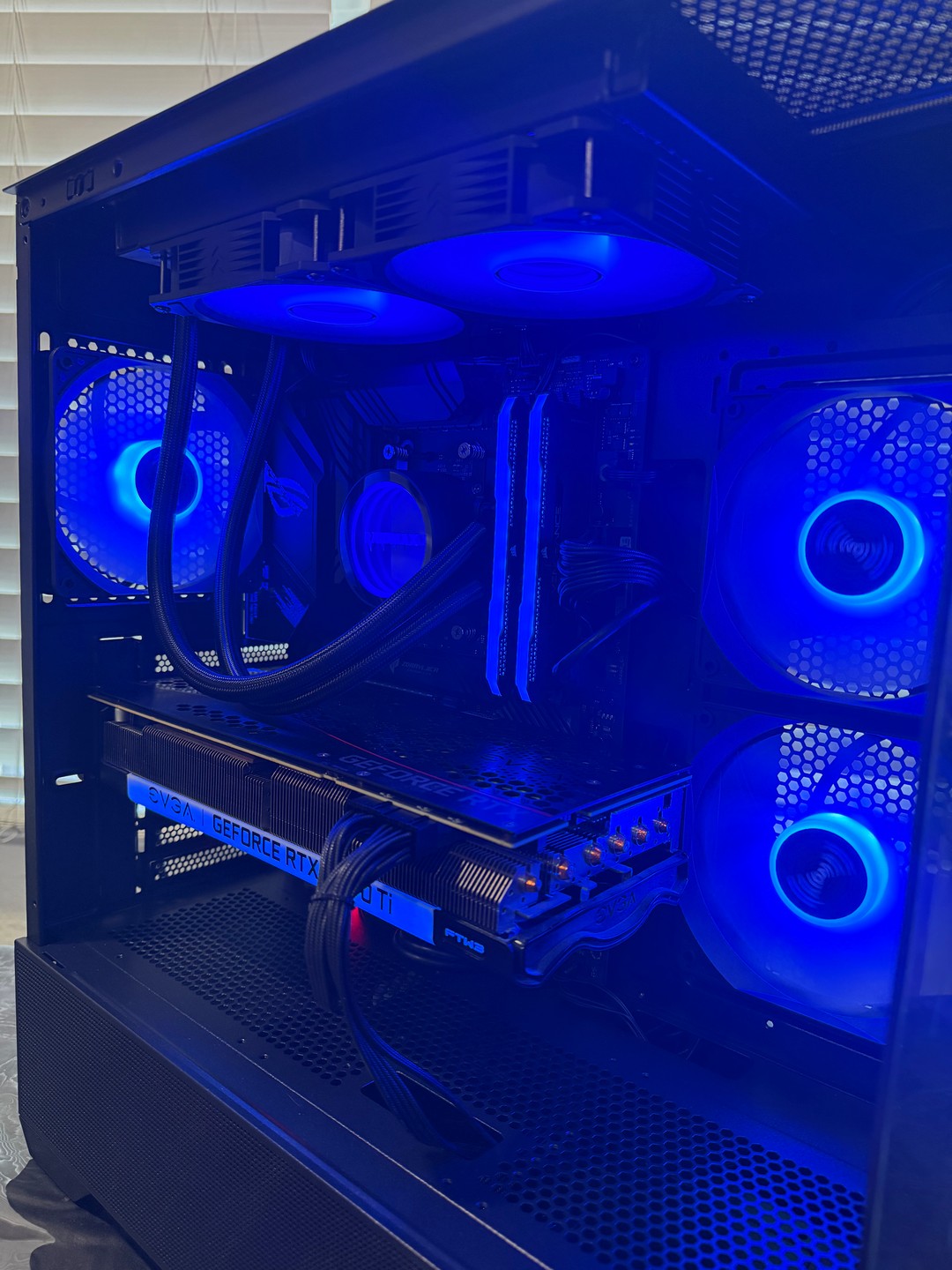 Gaming PC: Ryzen 7 5800X, RTX 3070 TI 8 GB, 32 GB DDR4, 1 TB SSD