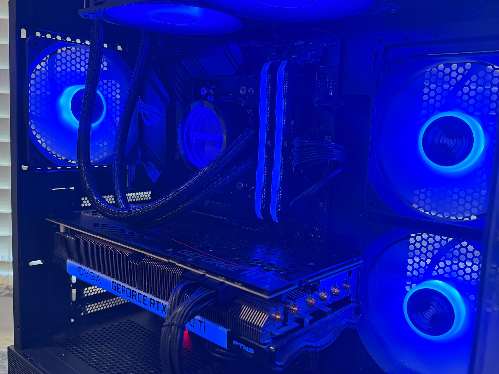 Gaming PC: Ryzen 7 5800X, RTX 3070 TI 8 GB, 32 GB DDR4, 1 TB SSD, Windows 11 activated, WIFI & BT
