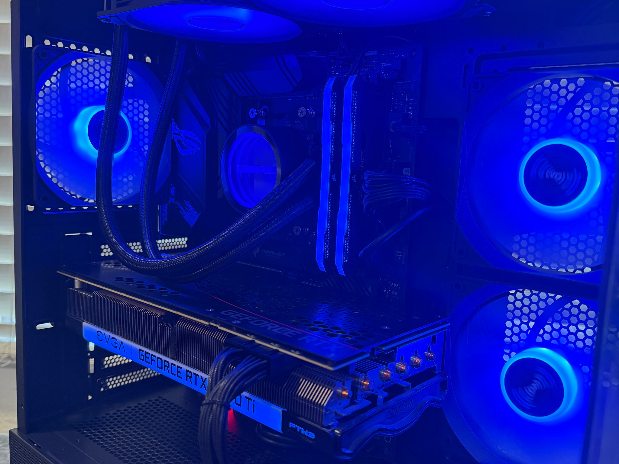 Gaming PC: Ryzen 7 5800X, RTX 3070 TI 8 GB, 32 GB DDR4, 1 TB SSD, Windows 11 activated, WIFI & BT
