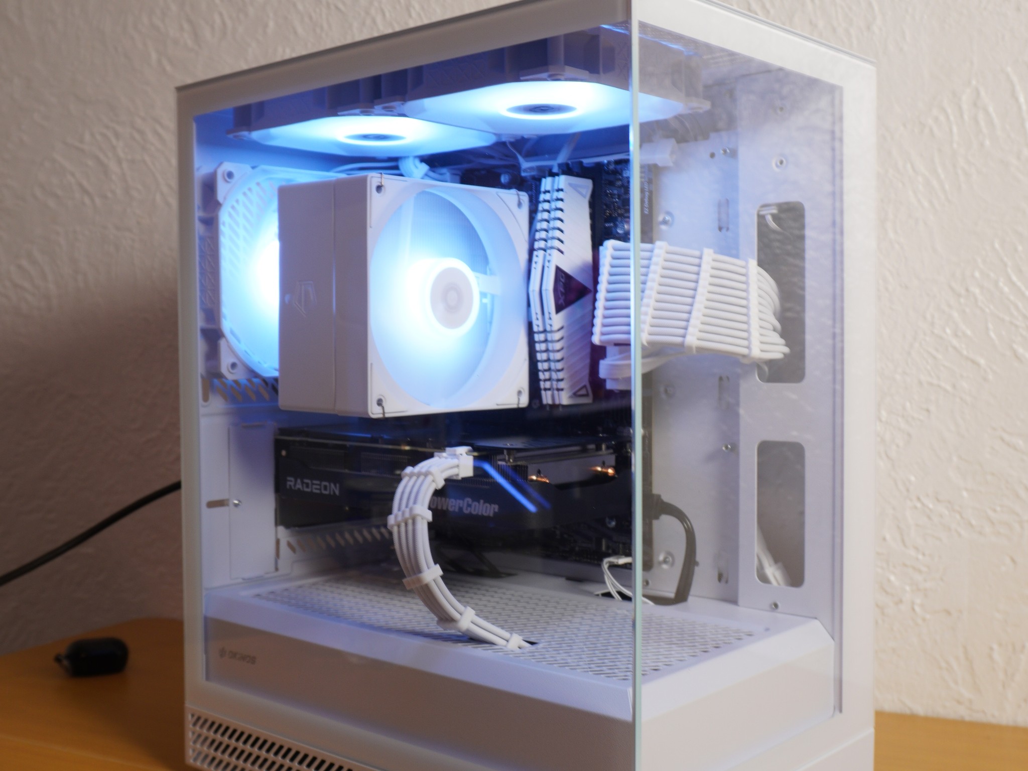 Soul White | RX 9060 XT | I7 10700 | 16GB DDR4 | 500GB 2.5 SSD|