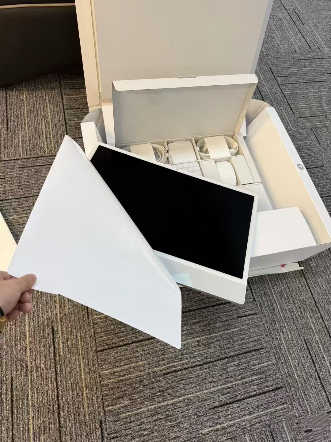 Apple iMac 24-inch M4 16GB 256GB SSD Silver with Magic Keyboard and Trackpad