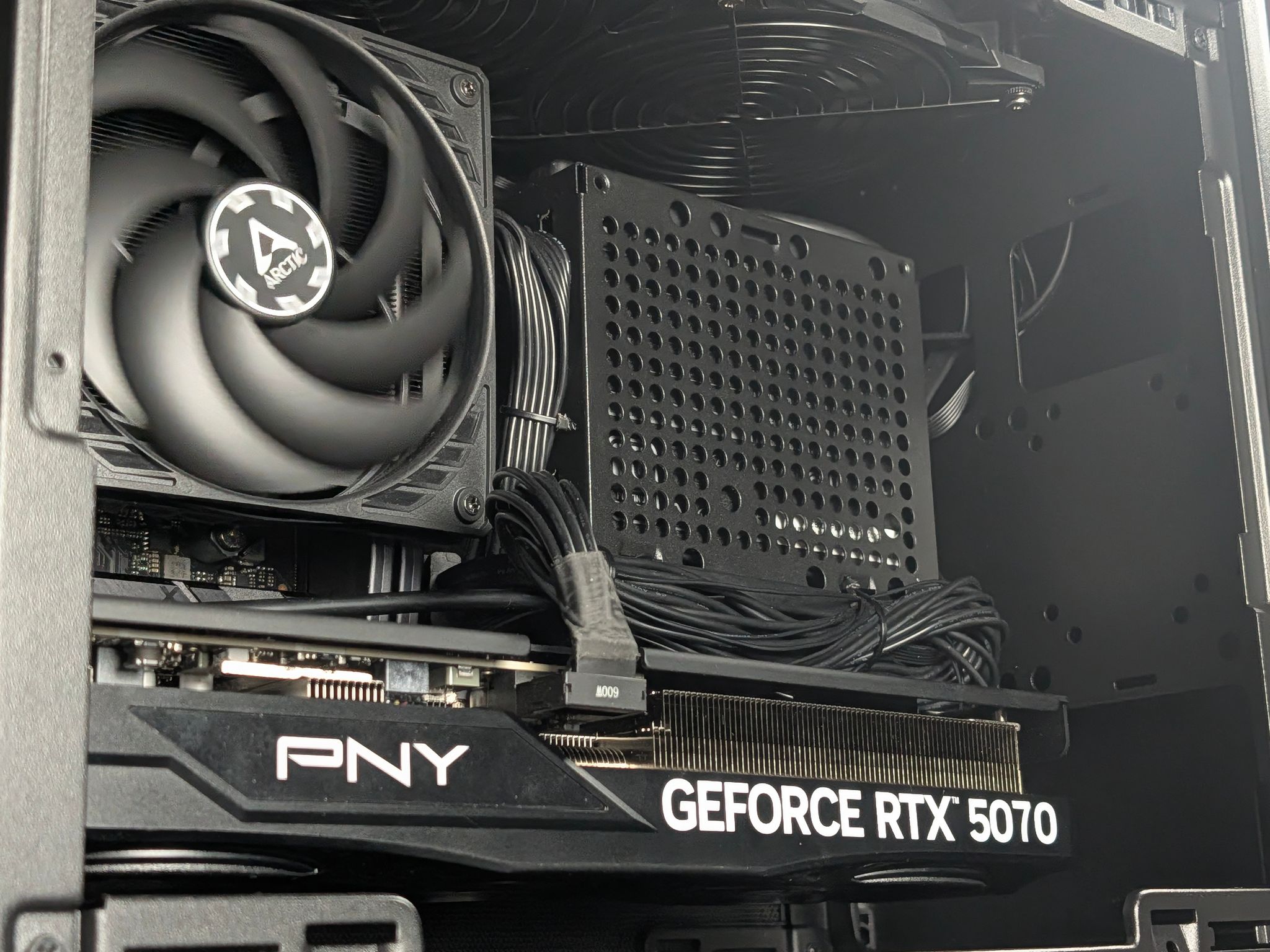 🖤Ryzen 5 7600X / RTX 5070 / 32GB DDR5 / 2TB SSD / 1100W PSU