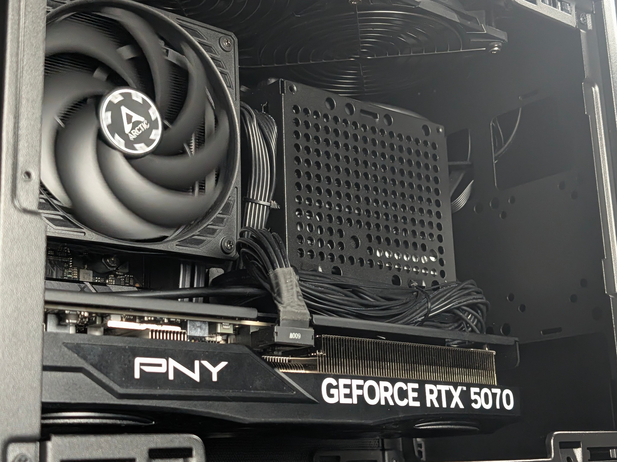 🖤Ryzen 5 7600X / RTX 5070 / 32GB DDR5 / 2TB SSD / 1100W PSU