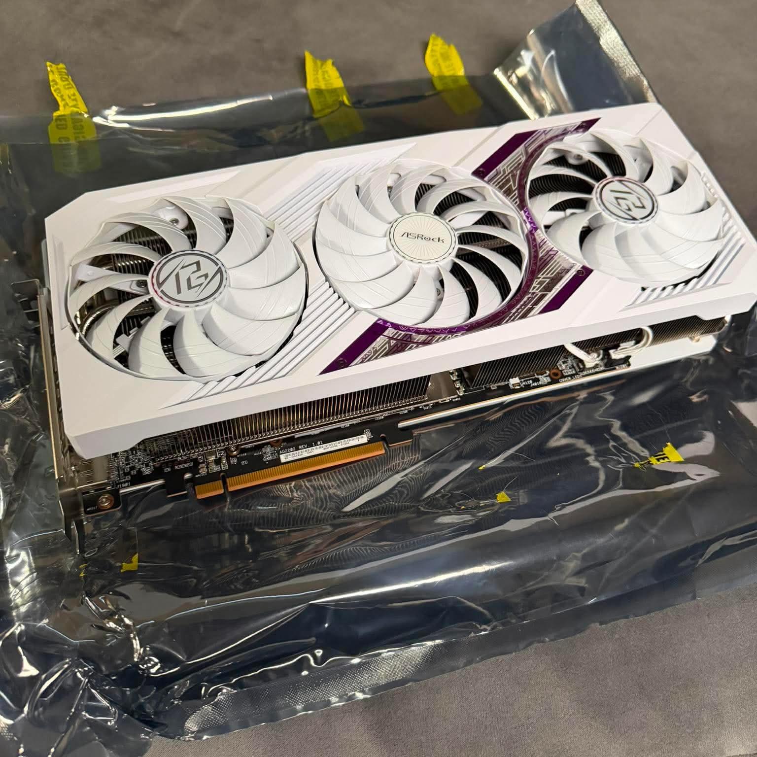 ASRock Phantom Gaming White Edition RX 7900XT - Image 1