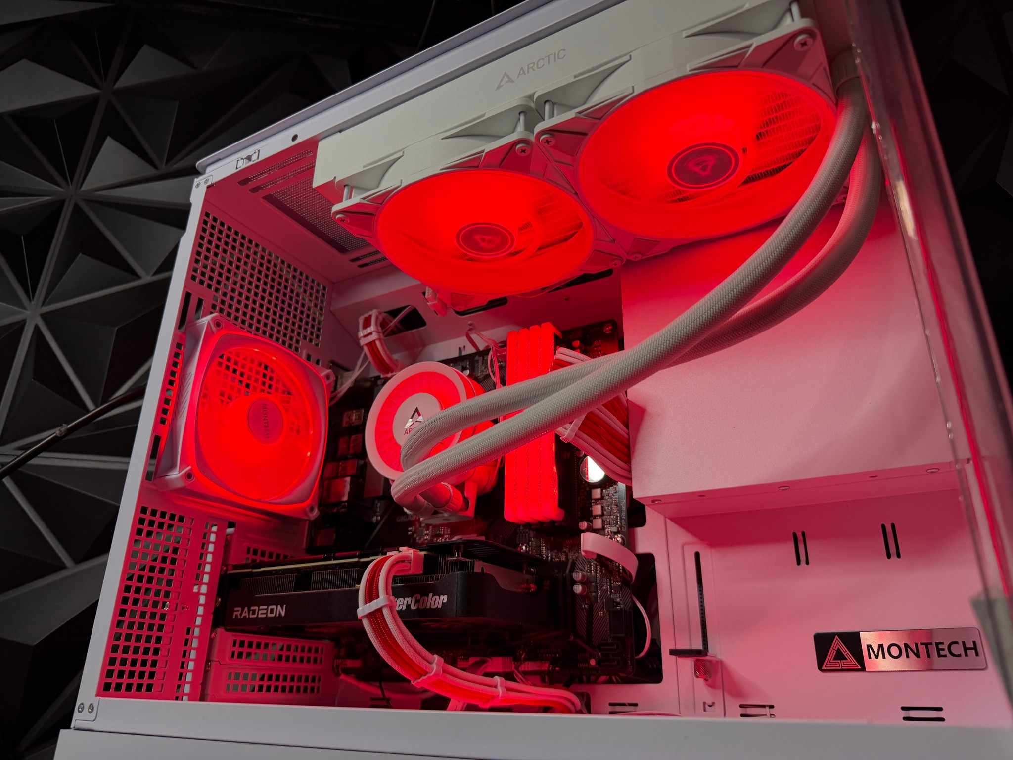 🩸❄️ BLOOD ICE ❄️🩸Ryzen 5 5600X3D| RX 9060XT 16 GB | 32 GB DDR4| 1.25 TB NVMe|750W Gold PSU