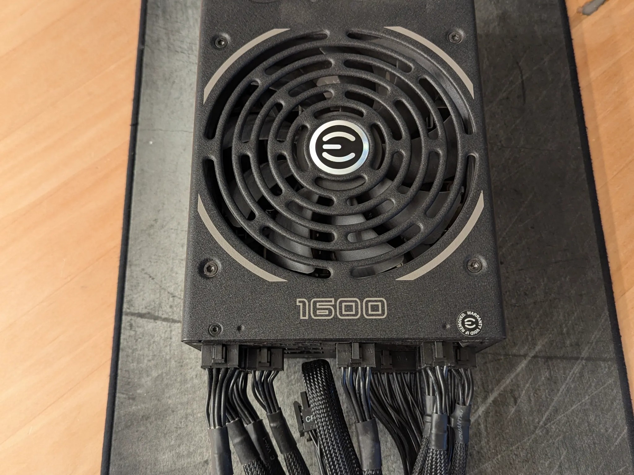 🔹 EVGA SuperNOVA 1600W P2 | Fully modular | 80+ Platinum