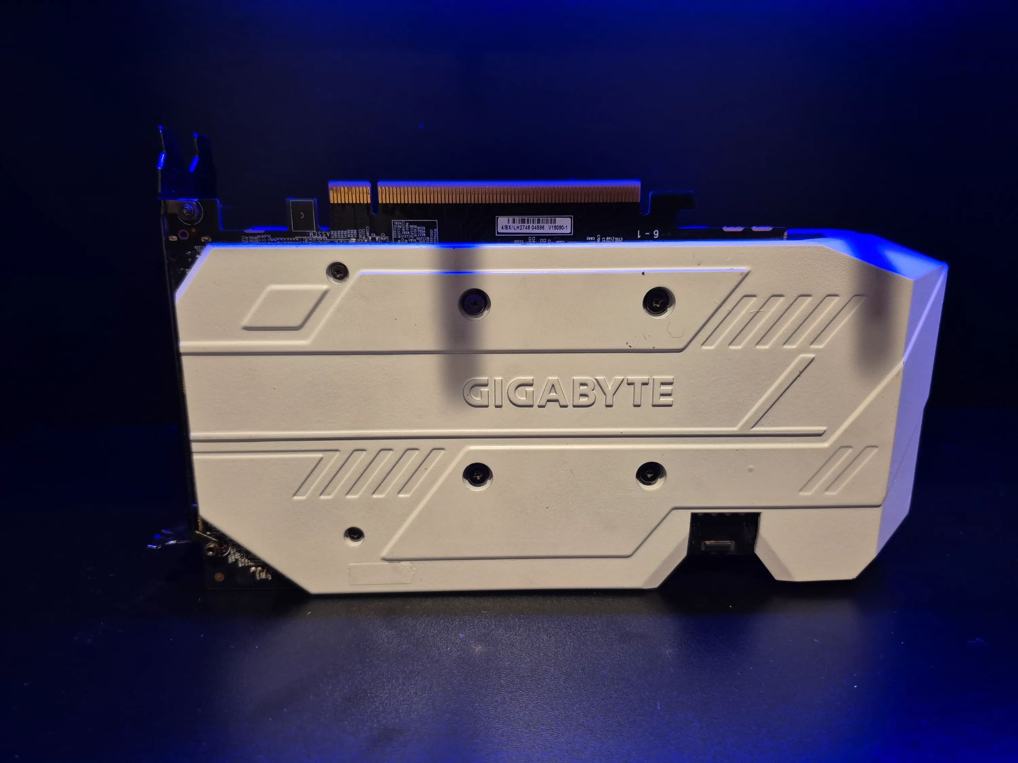 WHITE GIGABYTE RTX 2060 (READ)