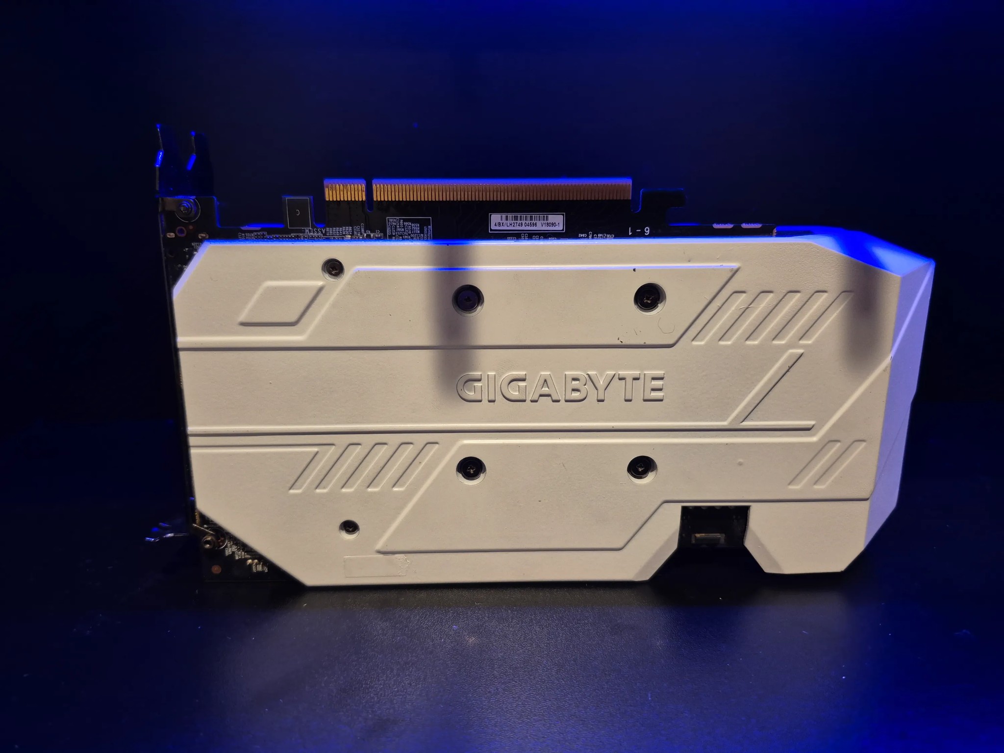 WHITE GIGABYTE RTX 2060 (READ)