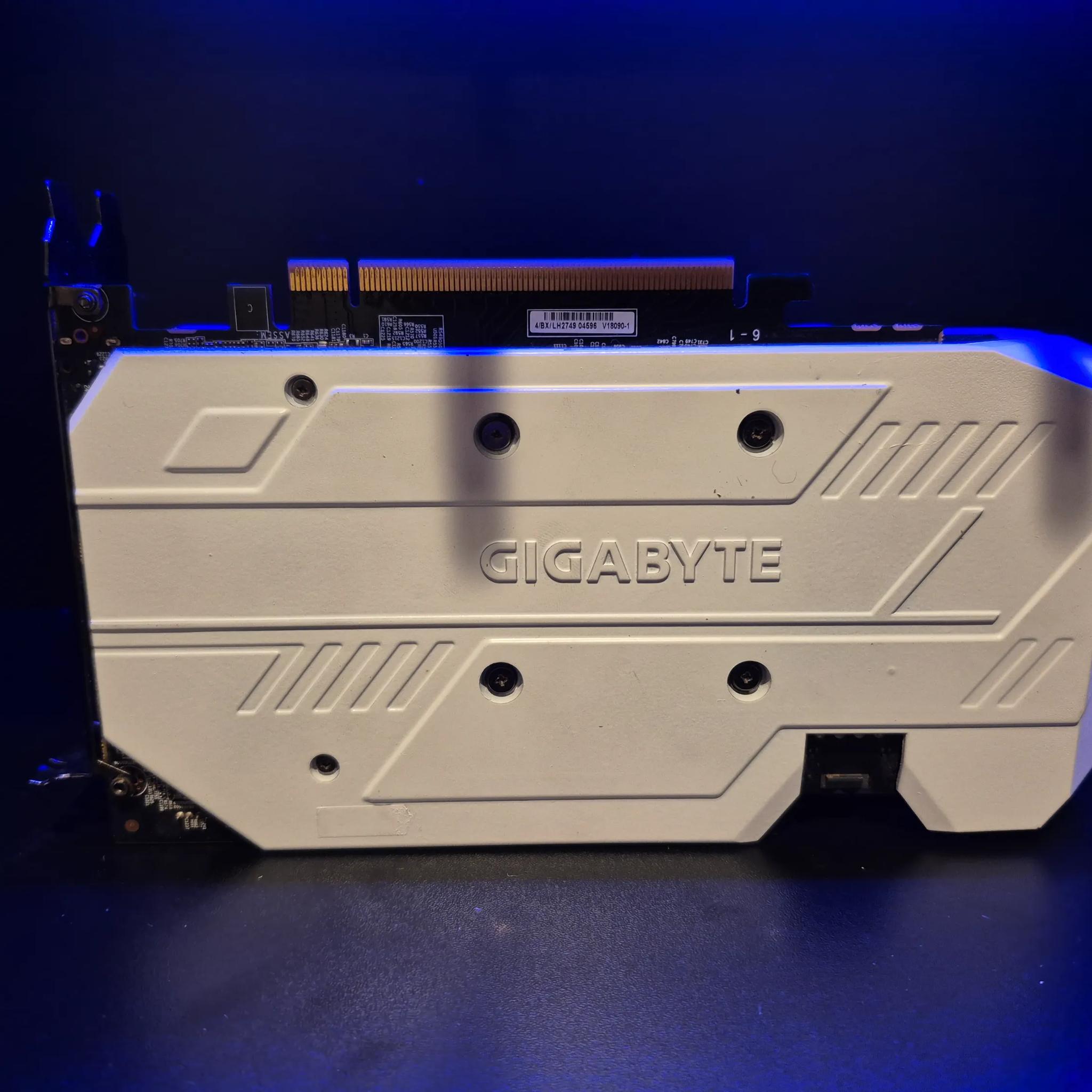 WHITE GIGABYTE RTX 2060 (READ)