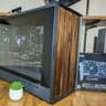 🪵 MODERN WOODEN STEALTH: RYZEN 5 7600X3D + 32GB DDR5 6000MT CL36 + RX 9060 XT 16GB 🪵