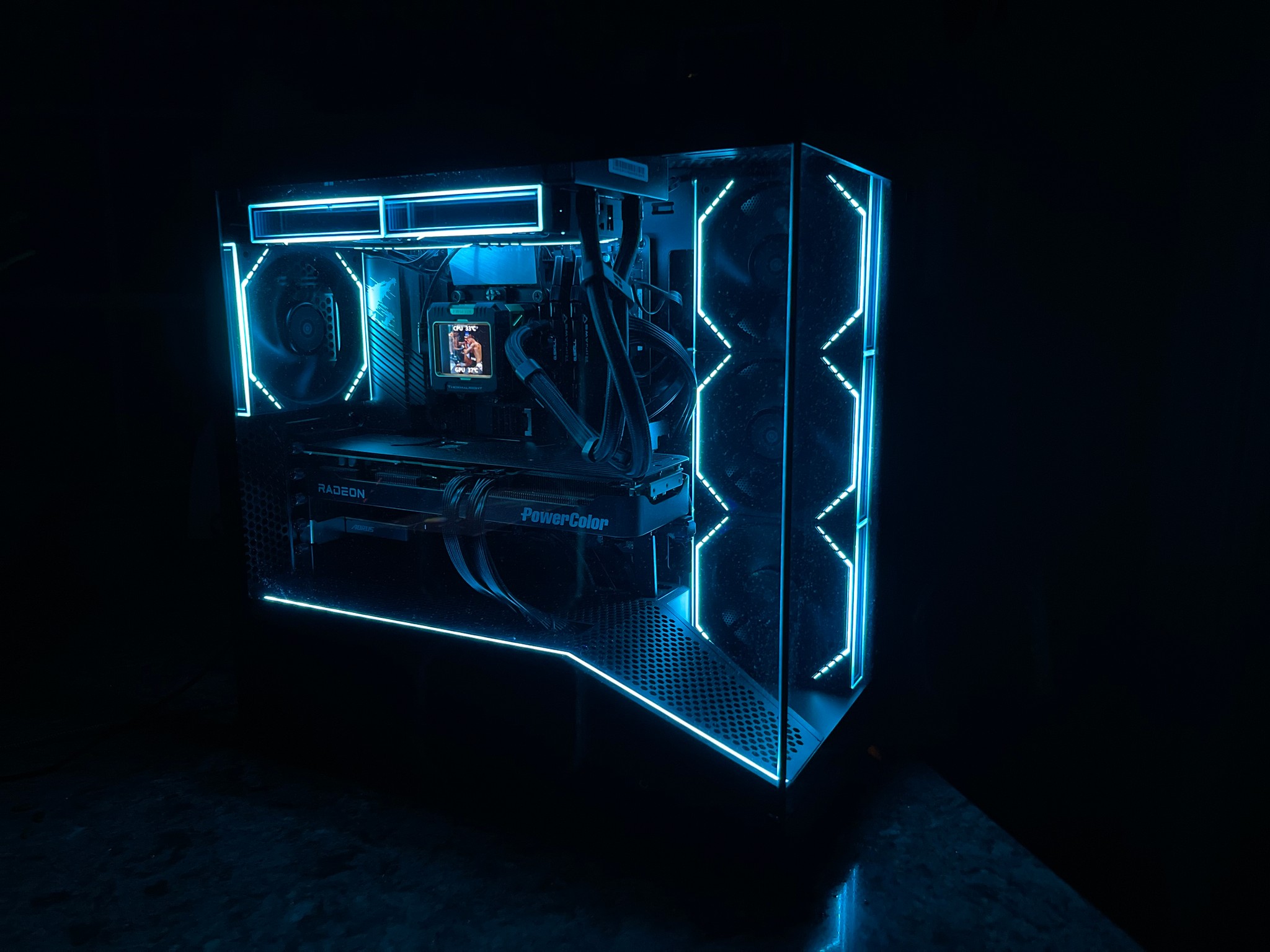 High End Gaming PC – i7‑14700K / RX 9070 XT / 32GB / 1TB With LCD Screen AIO
