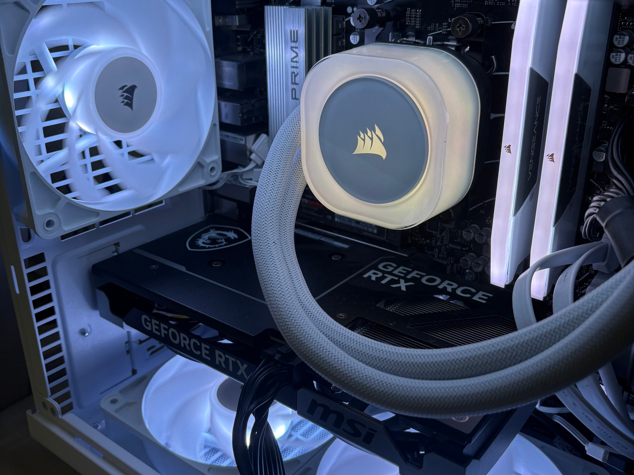 🧊 White RGB Gaming PC — Ryzen 5 7600X + RTX 5060 Ti 16GB + 32GB DDR5 + 1TB M.2 SSD + 256GB SATA SSD