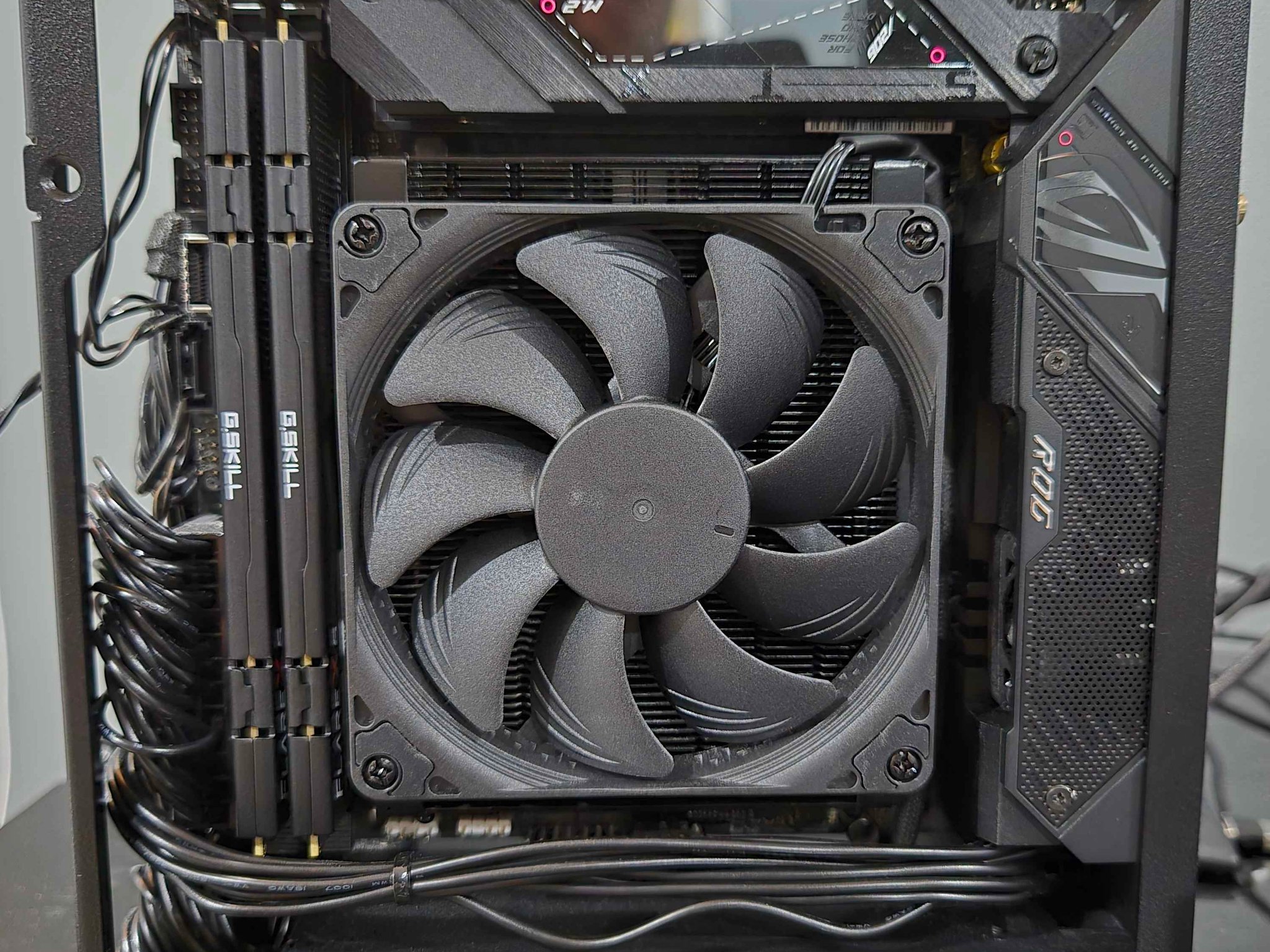 4L Velka 3 Gaming PC - Ryzen 7 7800X3D + RTX 5060 8GB/32GB RAM/2TB NVMe