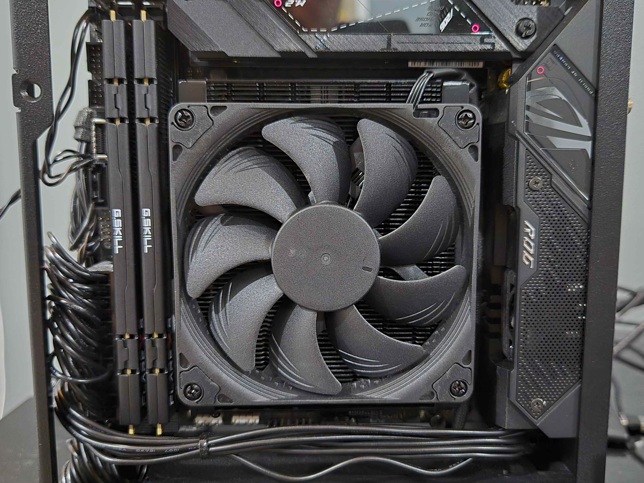 4L Velka 3 Gaming PC - Ryzen 7 7800X3D + RTX 5060 8GB/32GB RAM/1TB NVMe