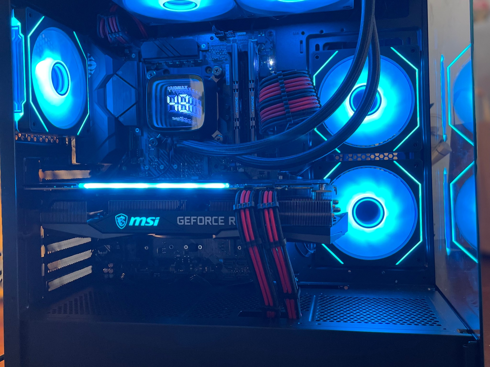 Gaming PC / | GEFORCE 3070 | Ryzen 5 | 32GB RAM | WINDOWS 11 pro | WiFi and Bluetooth