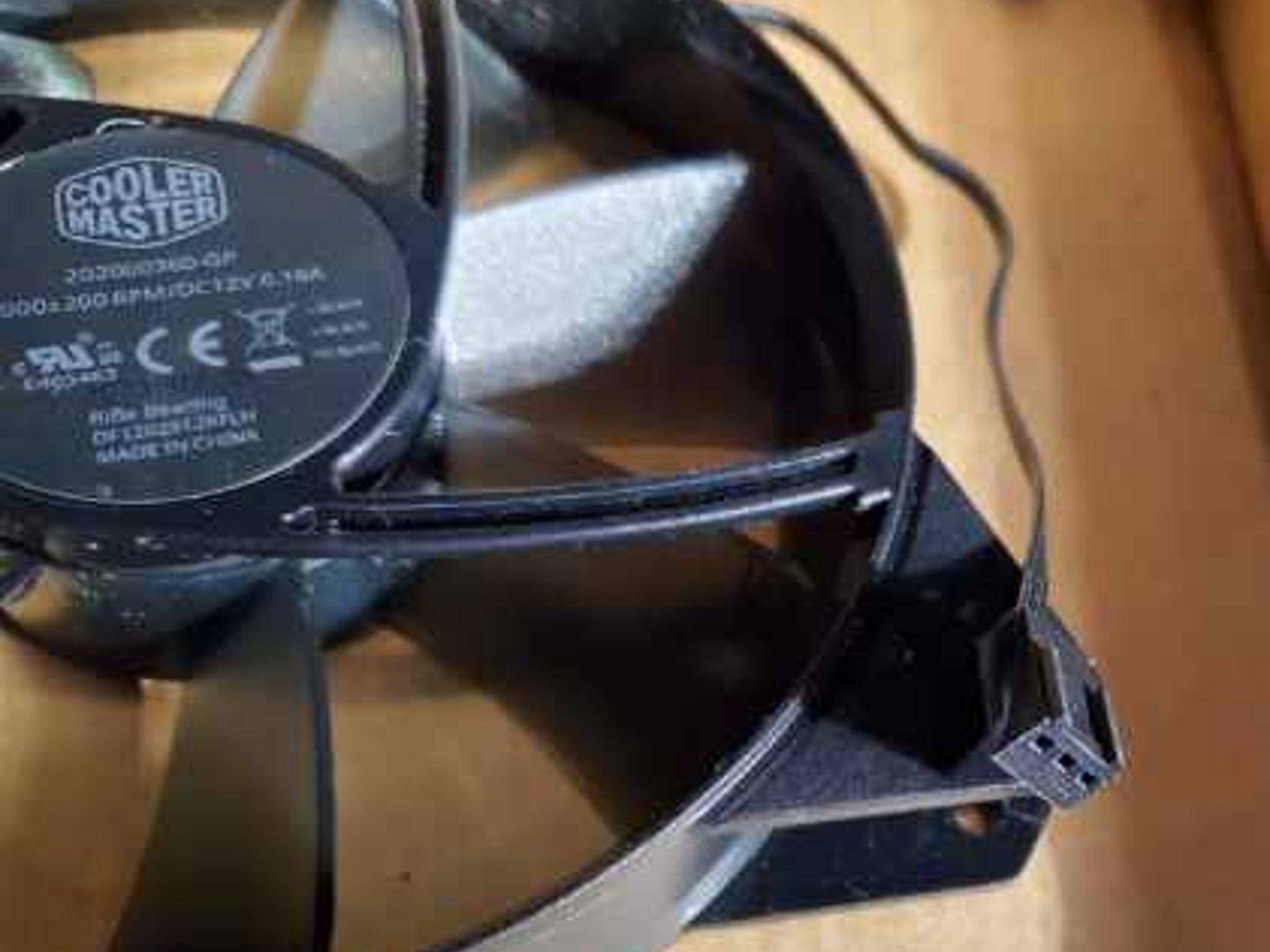 (4) 120mm fans : (1) is a core master fan; (3) non-color changing RGB fans