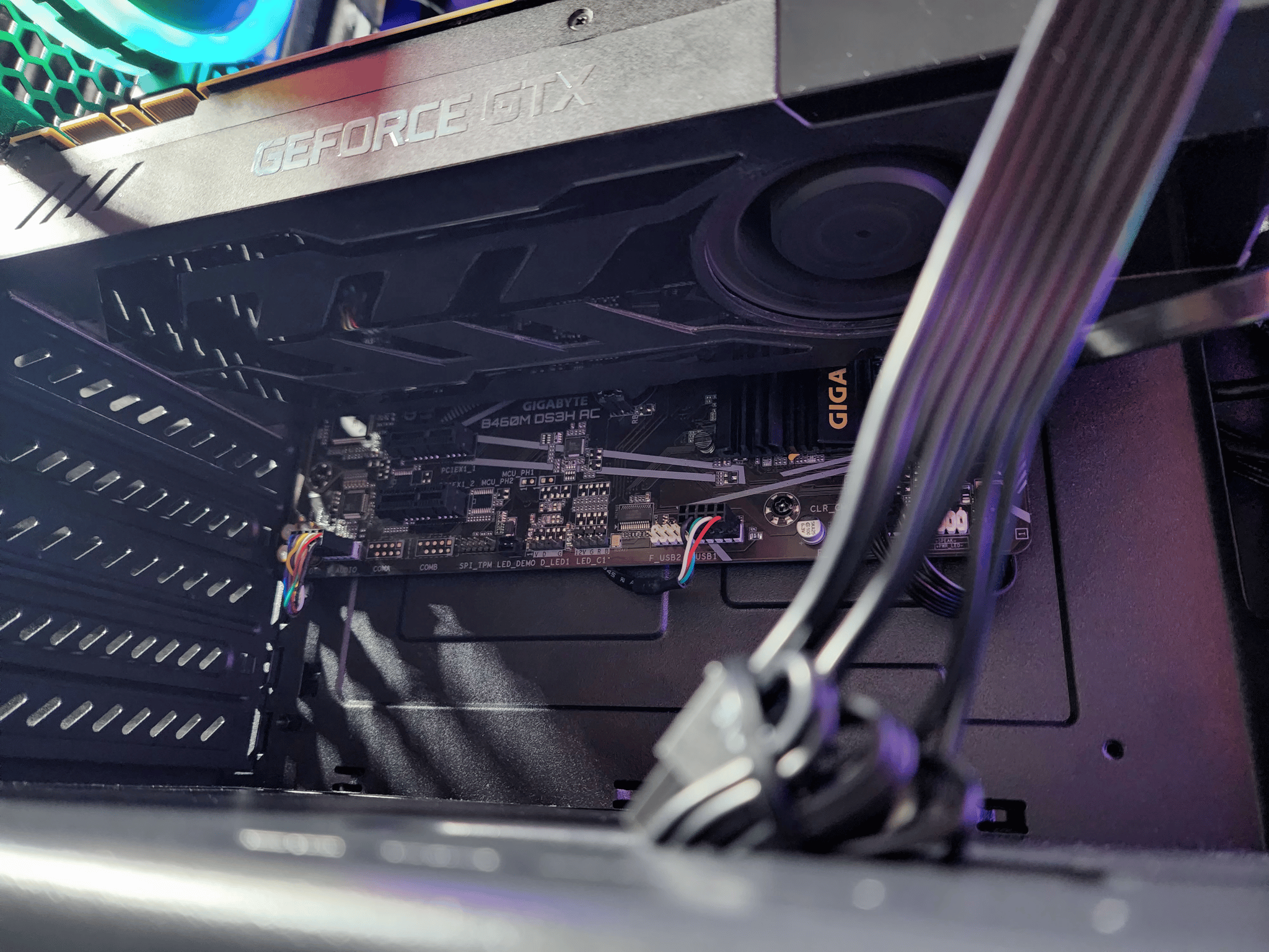 DarkLight - i3 10100F GTX 1070 250GB SSD
