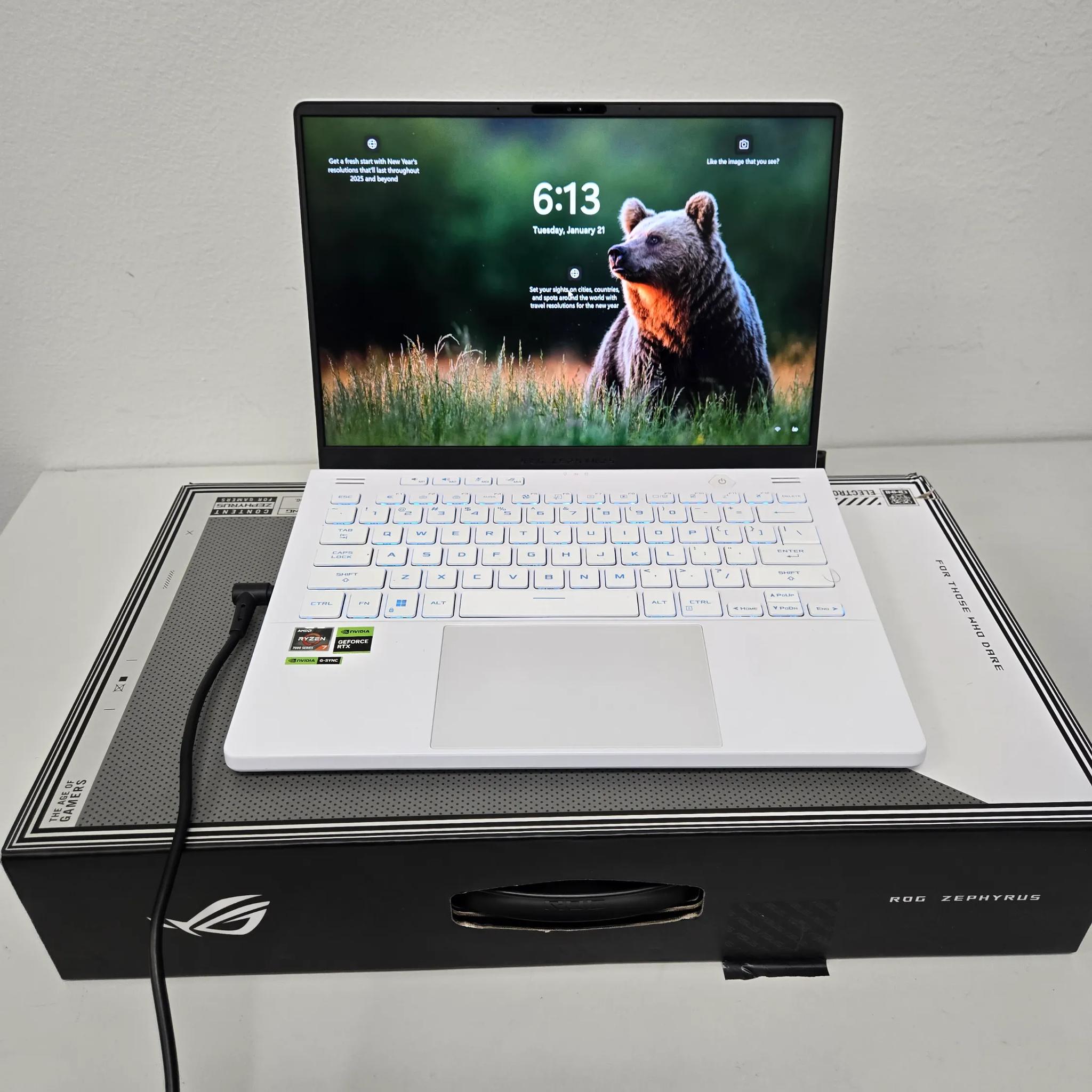 Asus ROG Zephyrus G14 (2023) - RTX 4050- Ryzen 7 7735HS - 32GB DDR5 - 1TB NVME