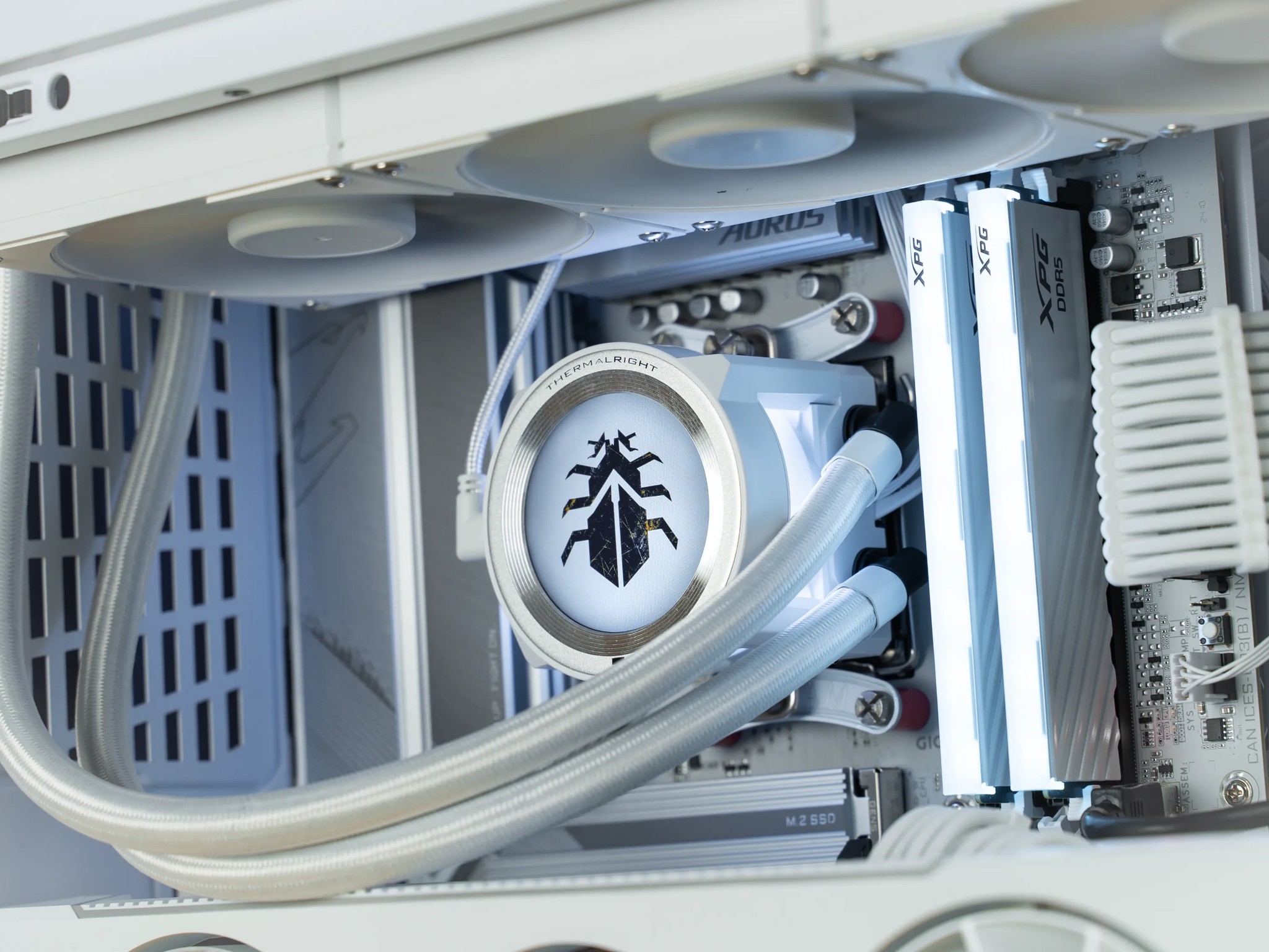 “Cyphernox” RX 7800 XT Ryzen 5 7600 32GB Windows 11 Pro 2TB White Edition Gaming PC