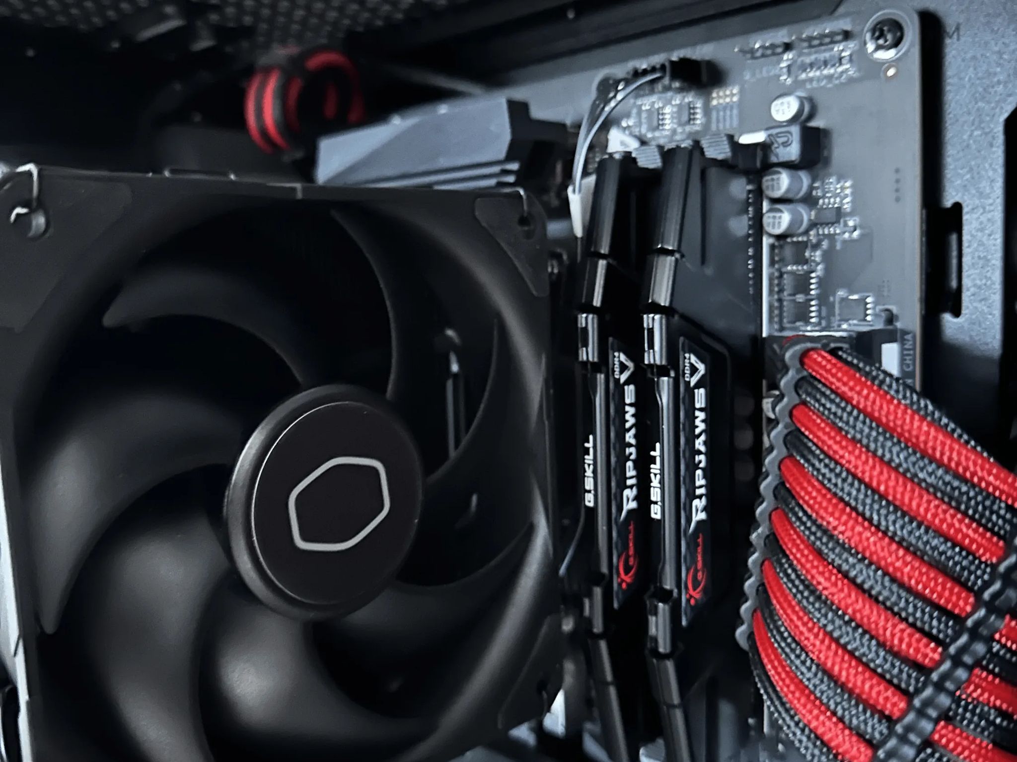 AMD Ryzen 5 5800X + 6800XT + 32GB RAM + 1TB SSD - BLACK AND RED