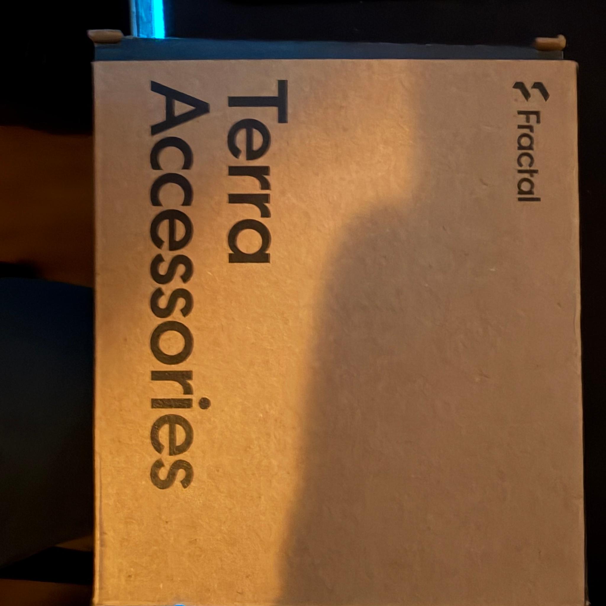 Fractal Design Terra Green 7800X3D, 32GB RAM, 512GB SSD, 7700XT, Win11 Pro Genuine copy!