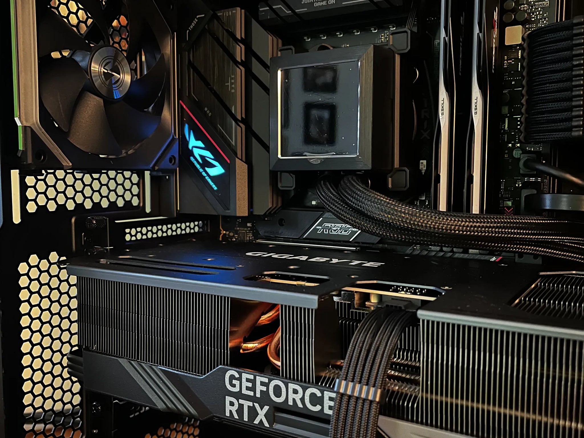 Tesseract - RTX 4080 SUPER OC | Ryzen 7 7800X3D | 32G @6000MT/s | 4TB | 1000W Platinum PSU