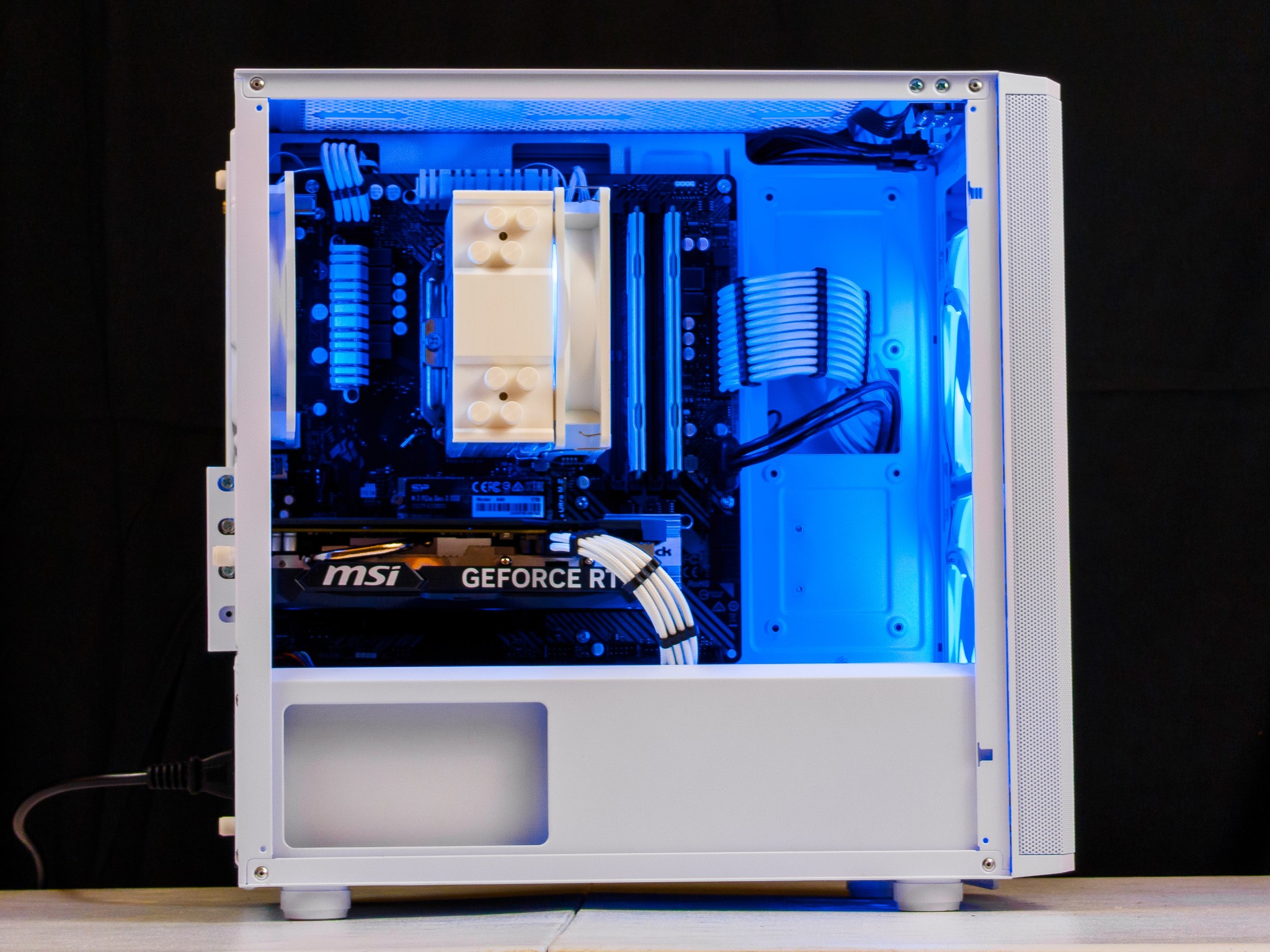 RTX 4060 / Ryzen 7 3700 / 16GB Gaming PC 🖤🤍