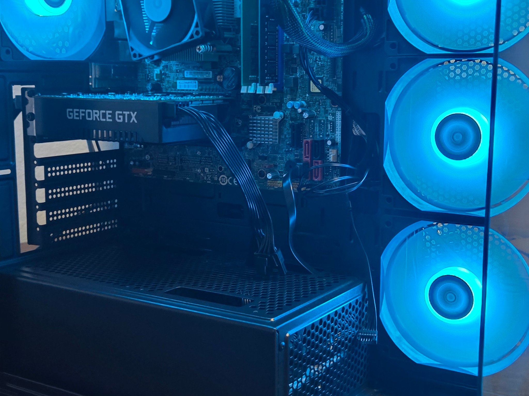 GTX 1070 | Core i7 7700 | 16GB DDR4 | 512GB SSD | Windows 11