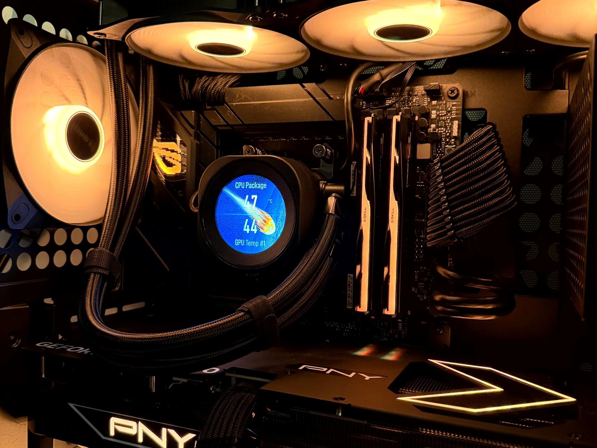 Iron Meteor - RTX 5080 OC | Ryzen 7 9850x3d | 32GB @6400MT | 2TB gen 5 NVMe  | 1000W Platinum PSU