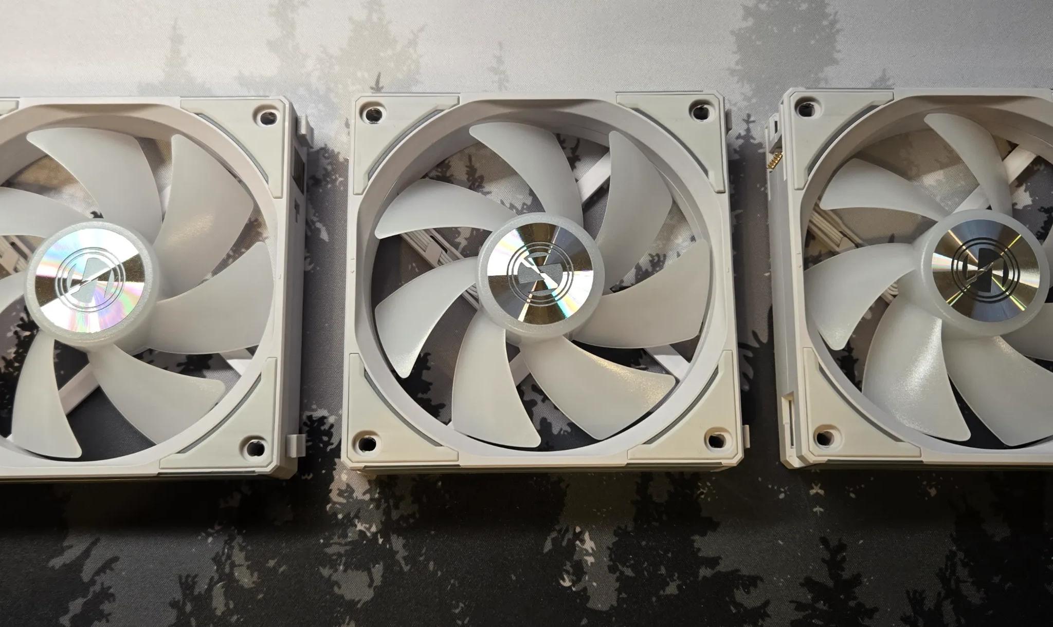 Lian Li UNI FAN AL120 V2 (3-Pack) (White Edition)