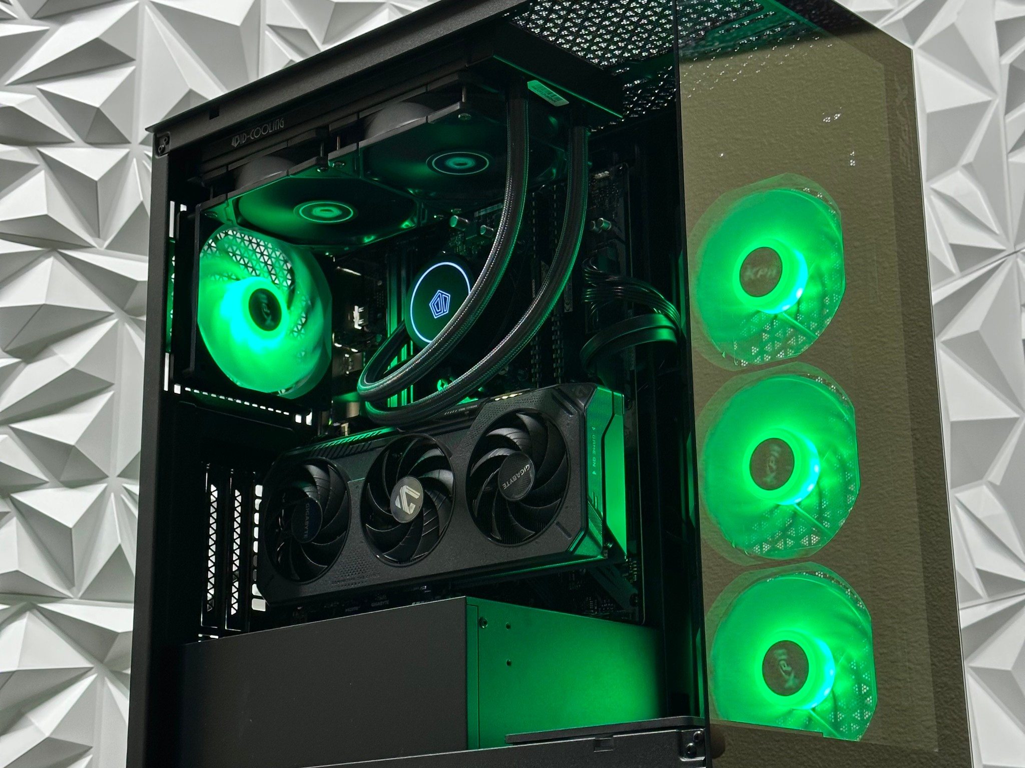 Gaming pc / Ryzen 5 5600x / RTX 5060 / 32GB 3200MHz Ram / 1TB crucial SSD / B550 / windows 11 pro
