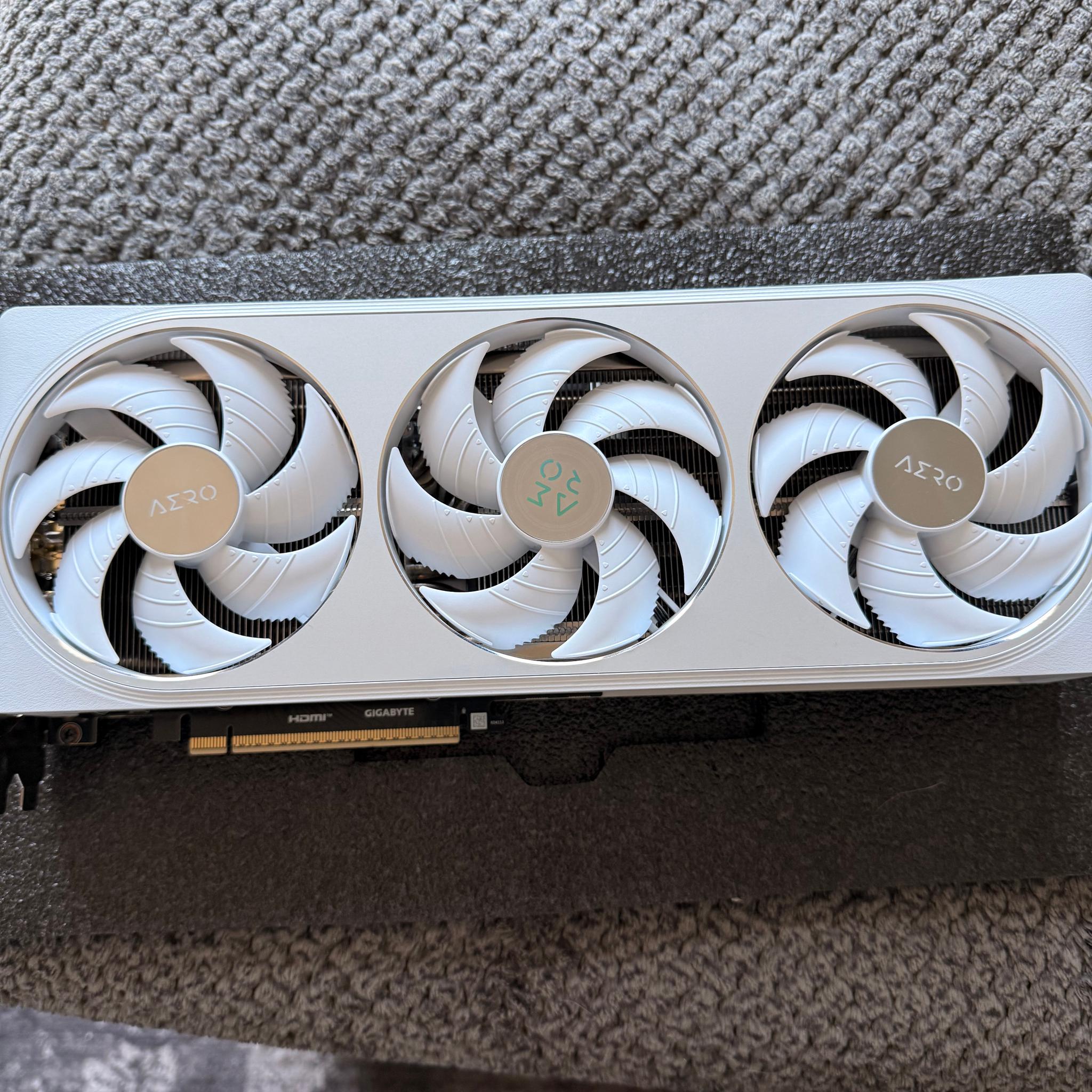 GIGABYTE GeForce RTX 5070 AERO OC 12G