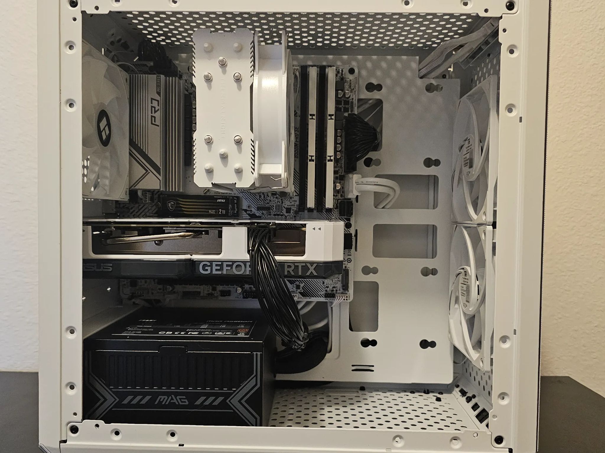 RTX 4060 8GB// Ryzen 5 3600 // 2TB SSD // 32GB DDR4 // "Domino" 1080p