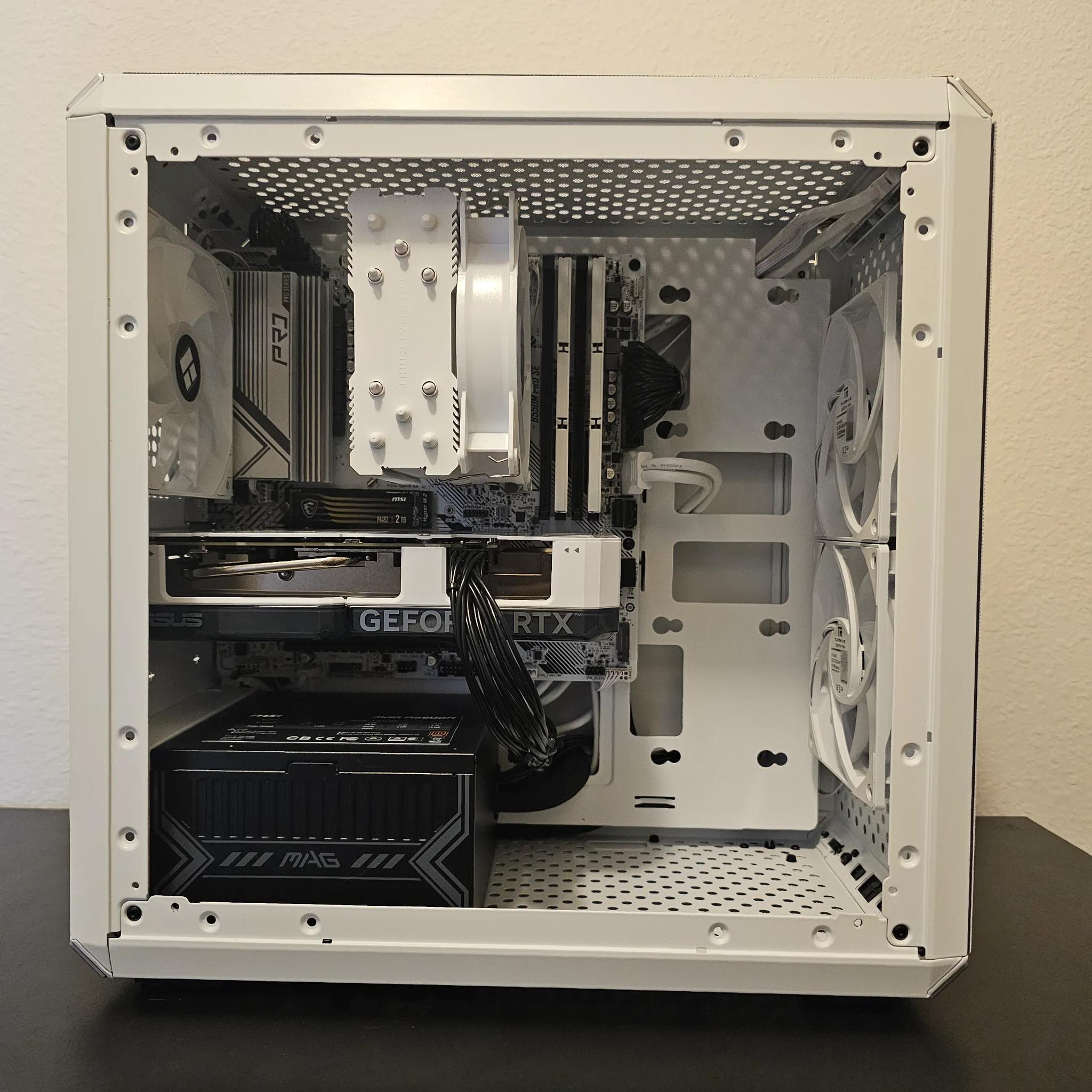 RTX 4060 8GB// Ryzen 5 3600 // 2TB SSD // 32GB DDR4 // "Domino" 1080p