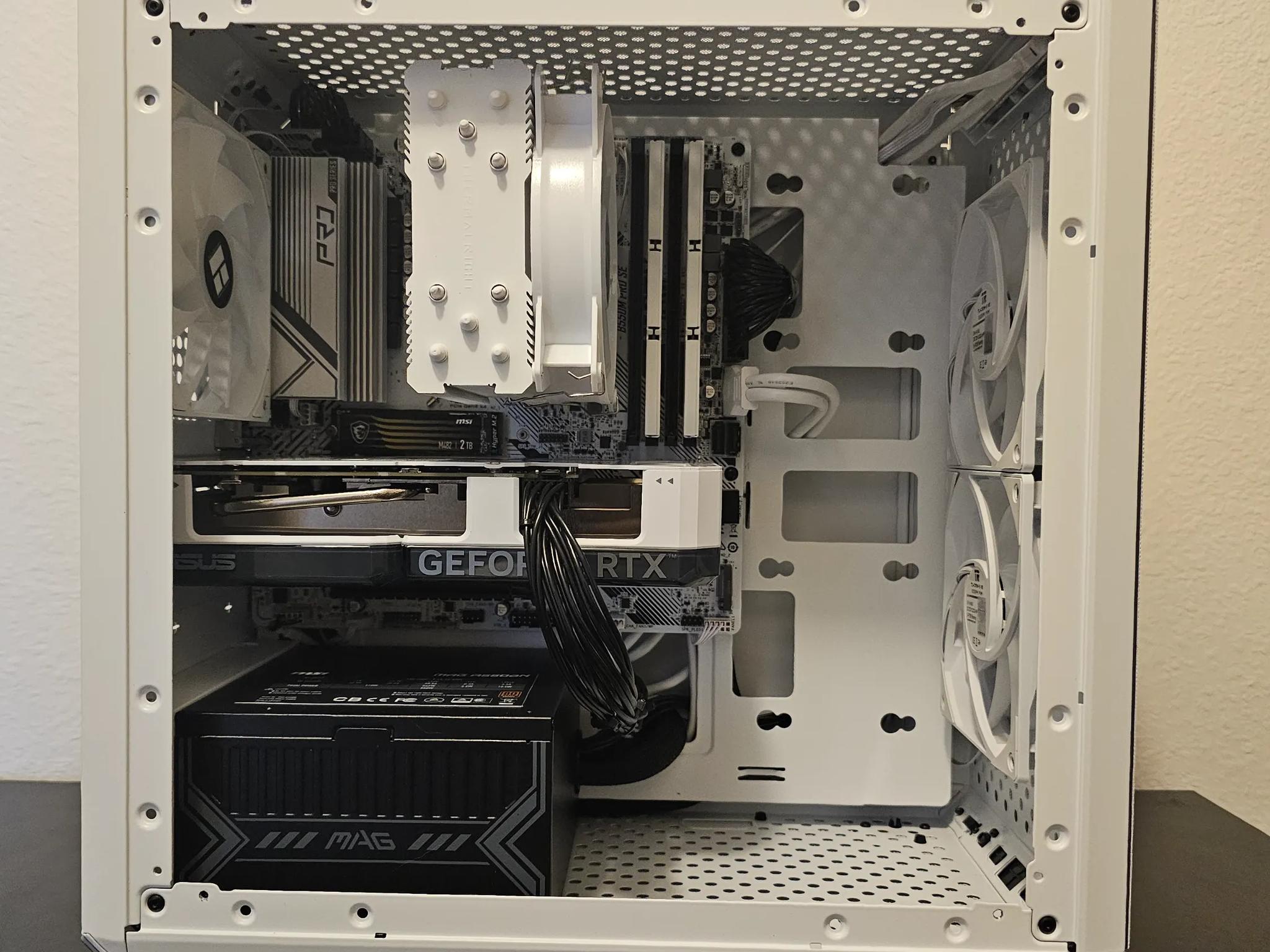RTX 4060 8GB// Ryzen 5 3600 // 2TB SSD // 32GB DDR4 // "Domino" 1080p