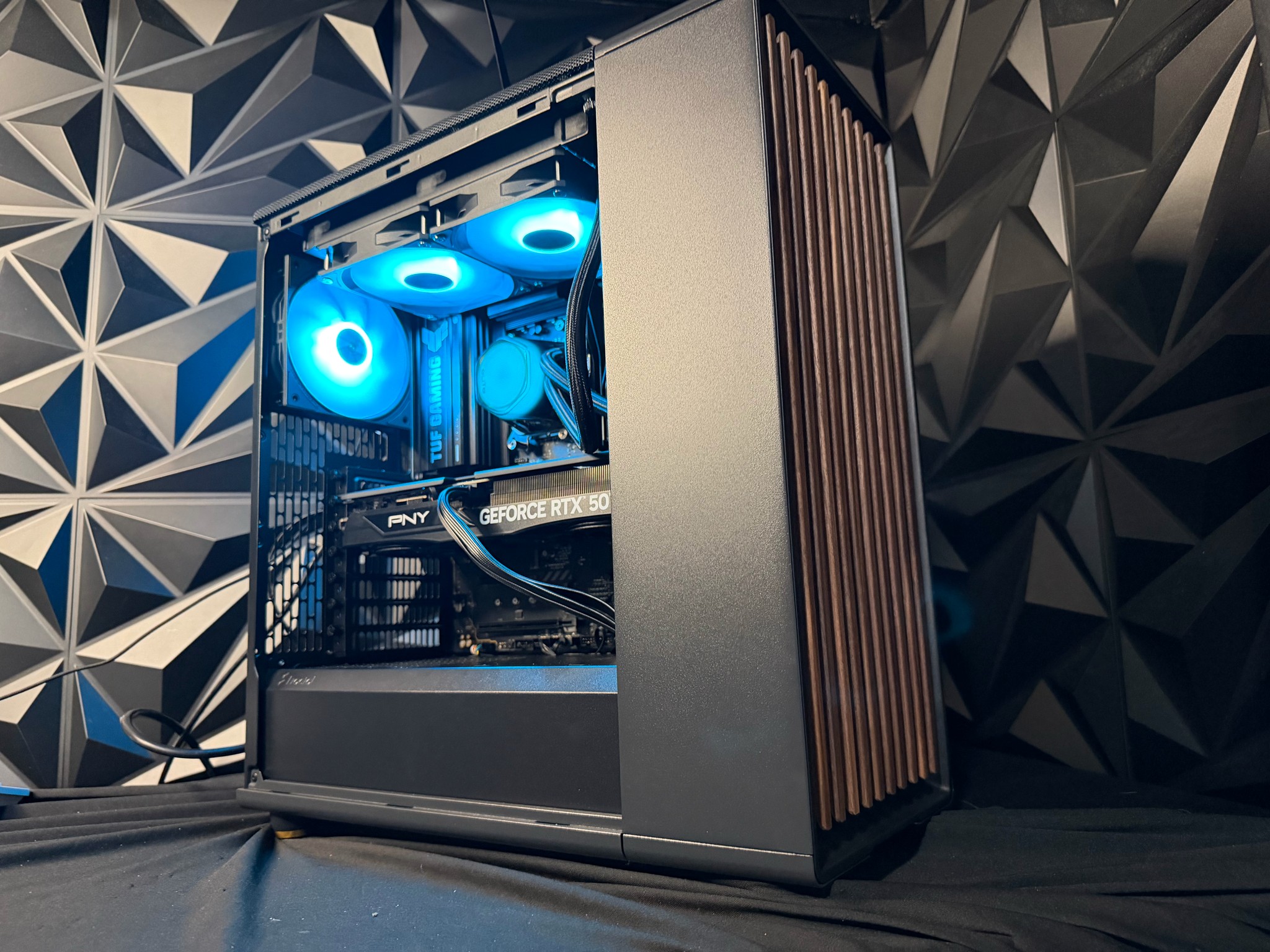 🌑🌲 Dark Oak 7670 🌑🌲 Ryzen 5 7600X3D | RTX 5070| 32 GB DDR5| 2 TB NVMe| 750 W PSU