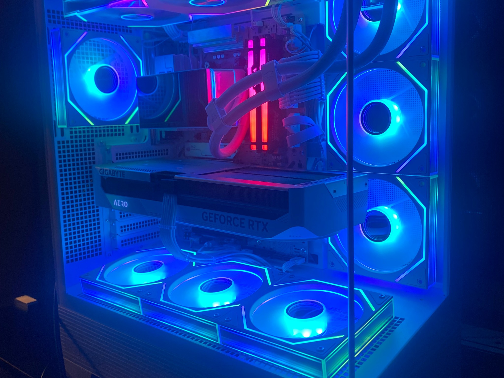 ALL-WHITE GAMING PC | RYZEN 7 9700X | RTX 4070 Ti AERO | 32GB DDR5 | 1TB