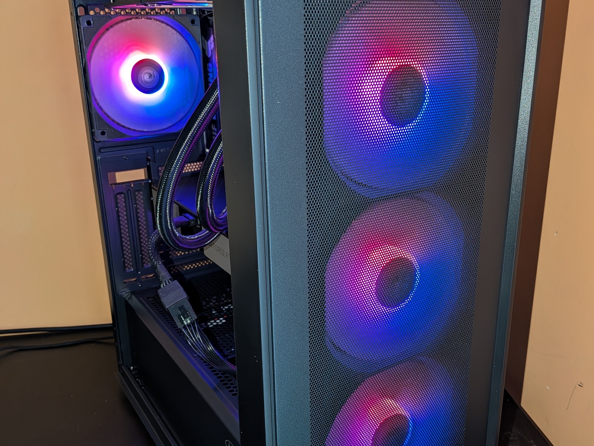 Ryzen 7 7700X | 32GB | 1 TB | RTX 3060 Ti FE | 750W