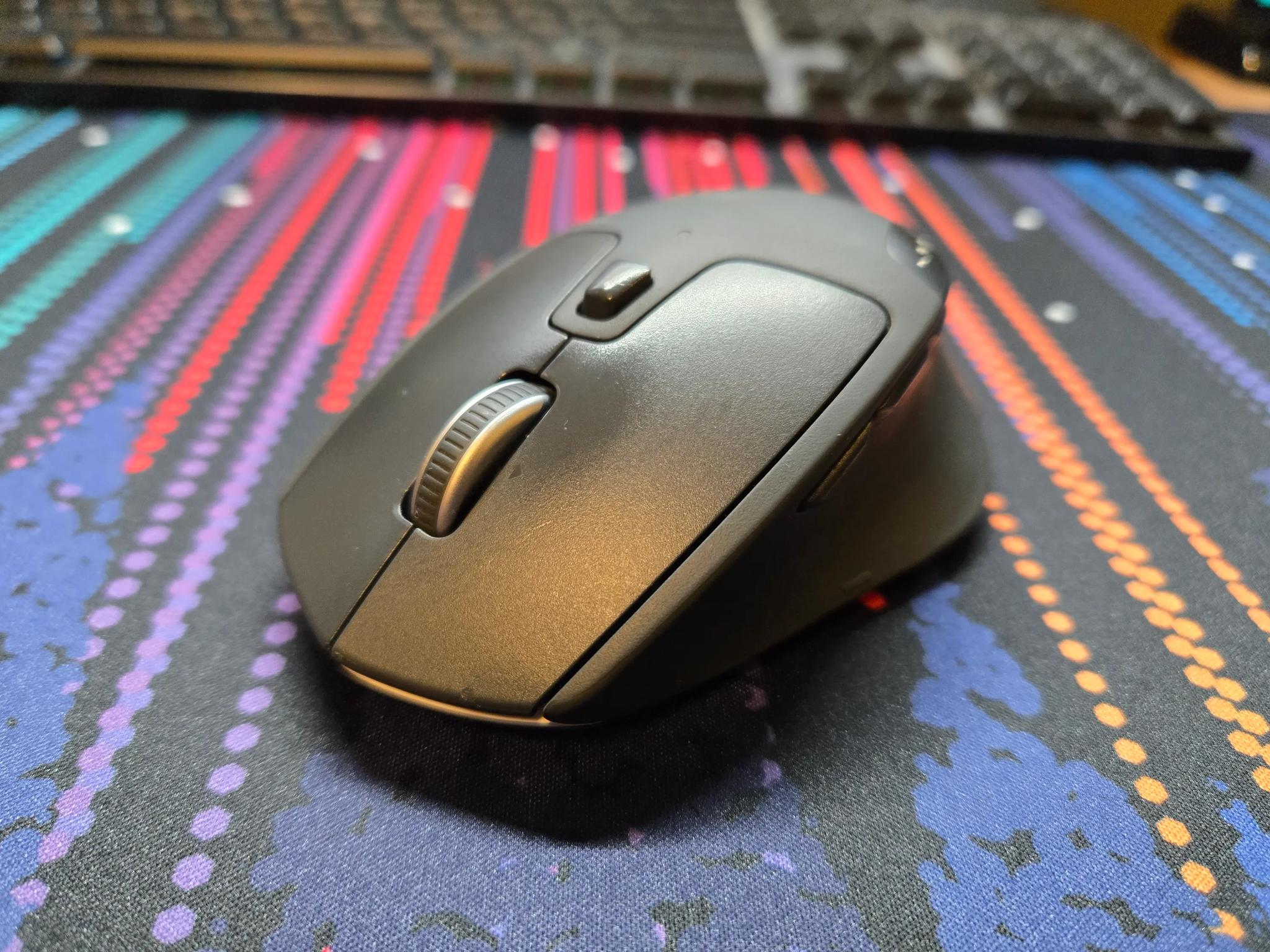 Logitech M720 Triathlon Mouse (+Mouse Pad)