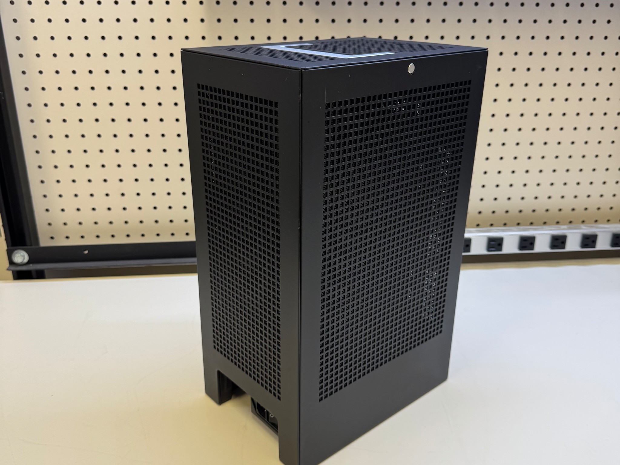 Budget SFF Gaming PC Intel i5 12600kf, RX 7600, 240 AIO Hyte Revolt
