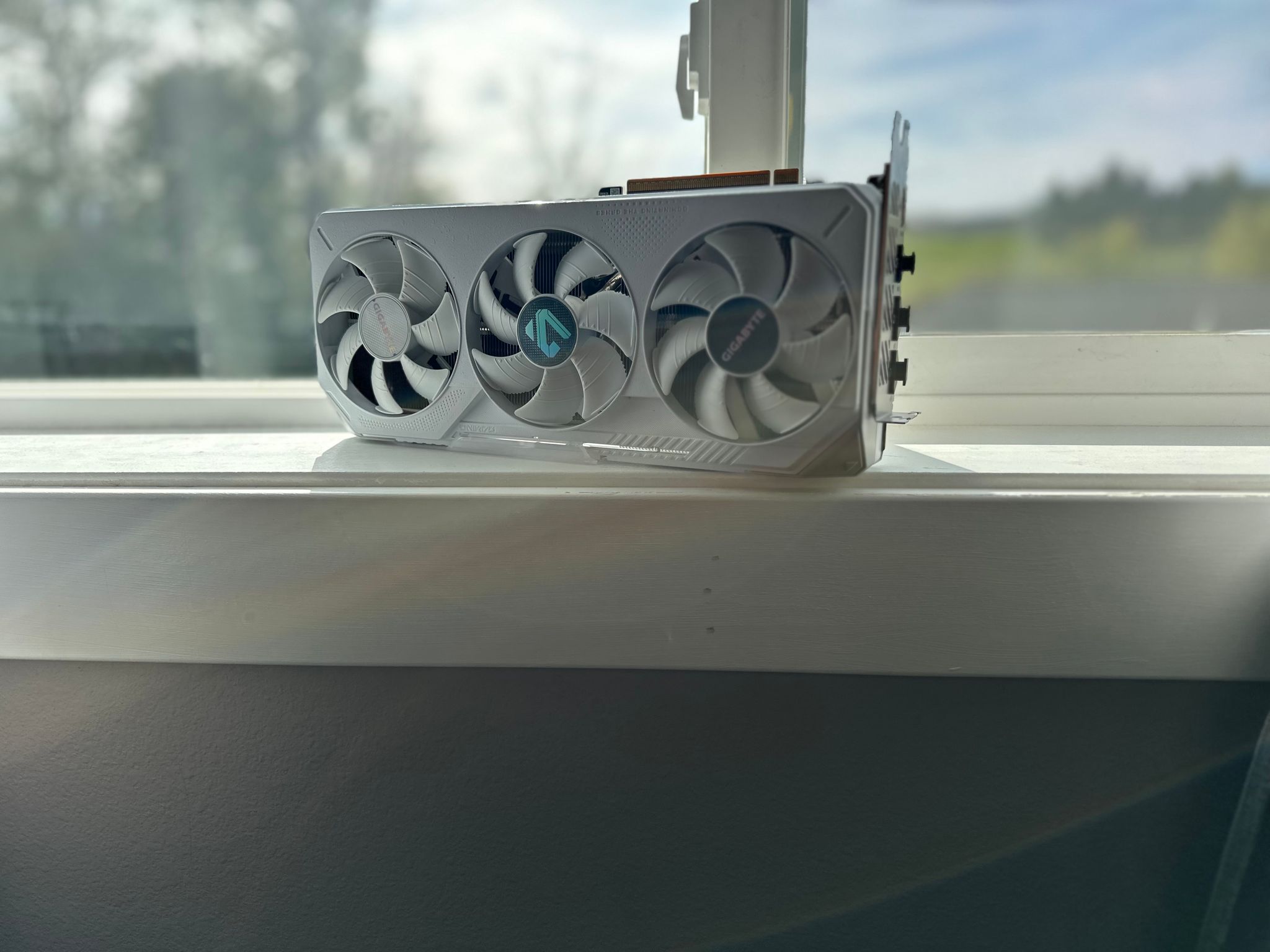GIGABYTE RX 9070 XT GAMING OC ICE 16G