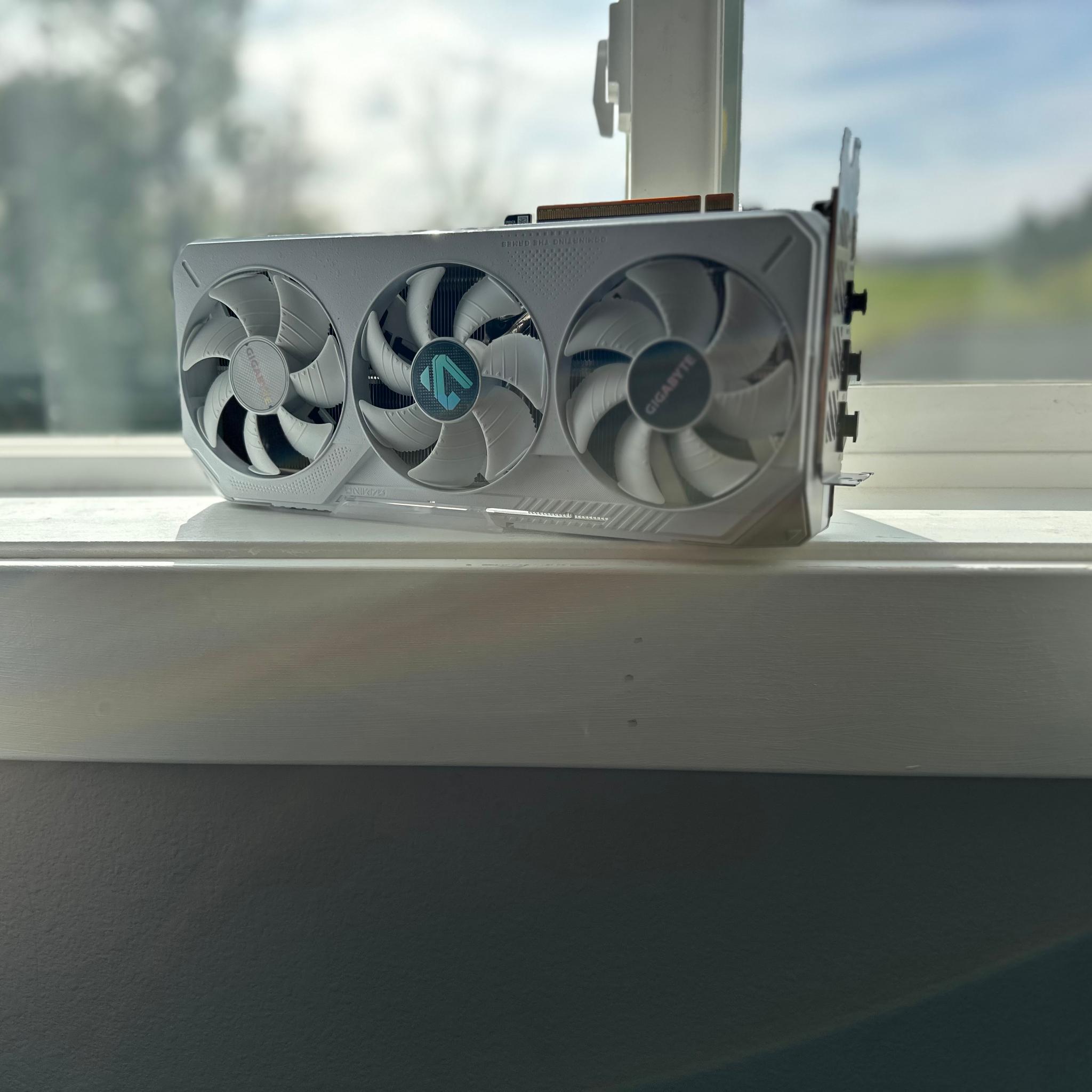 GIGABYTE RX 9070 XT GAMING OC ICE 16G